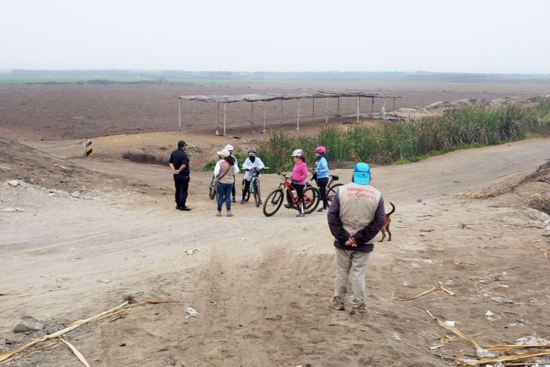 Ocho ciclistas que ingresaron a la zona intangible de Chan Chan, en Trujillo, fueron intervenidos por la Policía de Turismo. ANDINA/Difusión