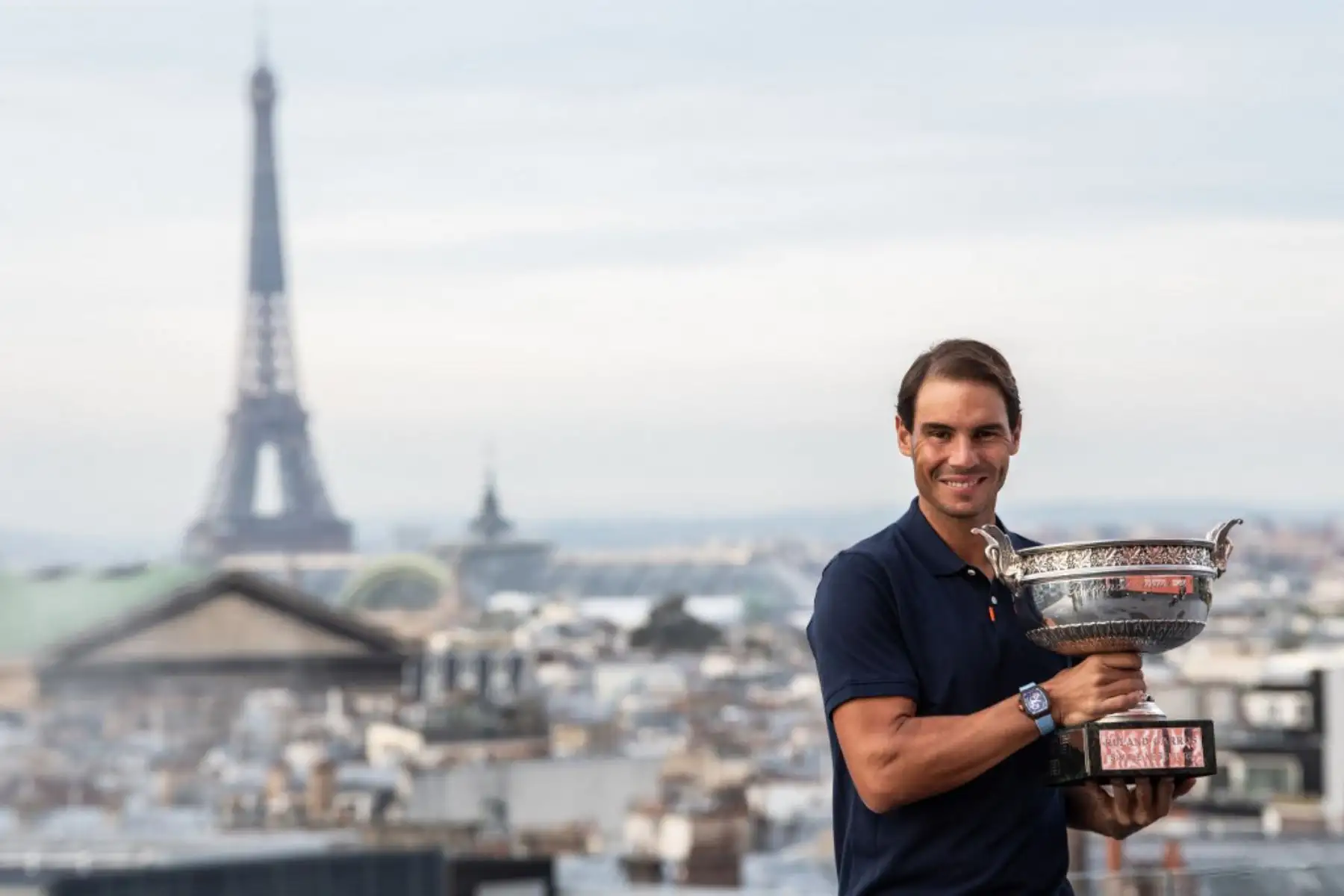 El español Rafael Nadal sostiene la Copa, un día después de ganar los singles masculinos del torneo de tenis Abierto de Francia Roland Garros 2020, en París, el 12 de octubre de 2020. Foto: AFP