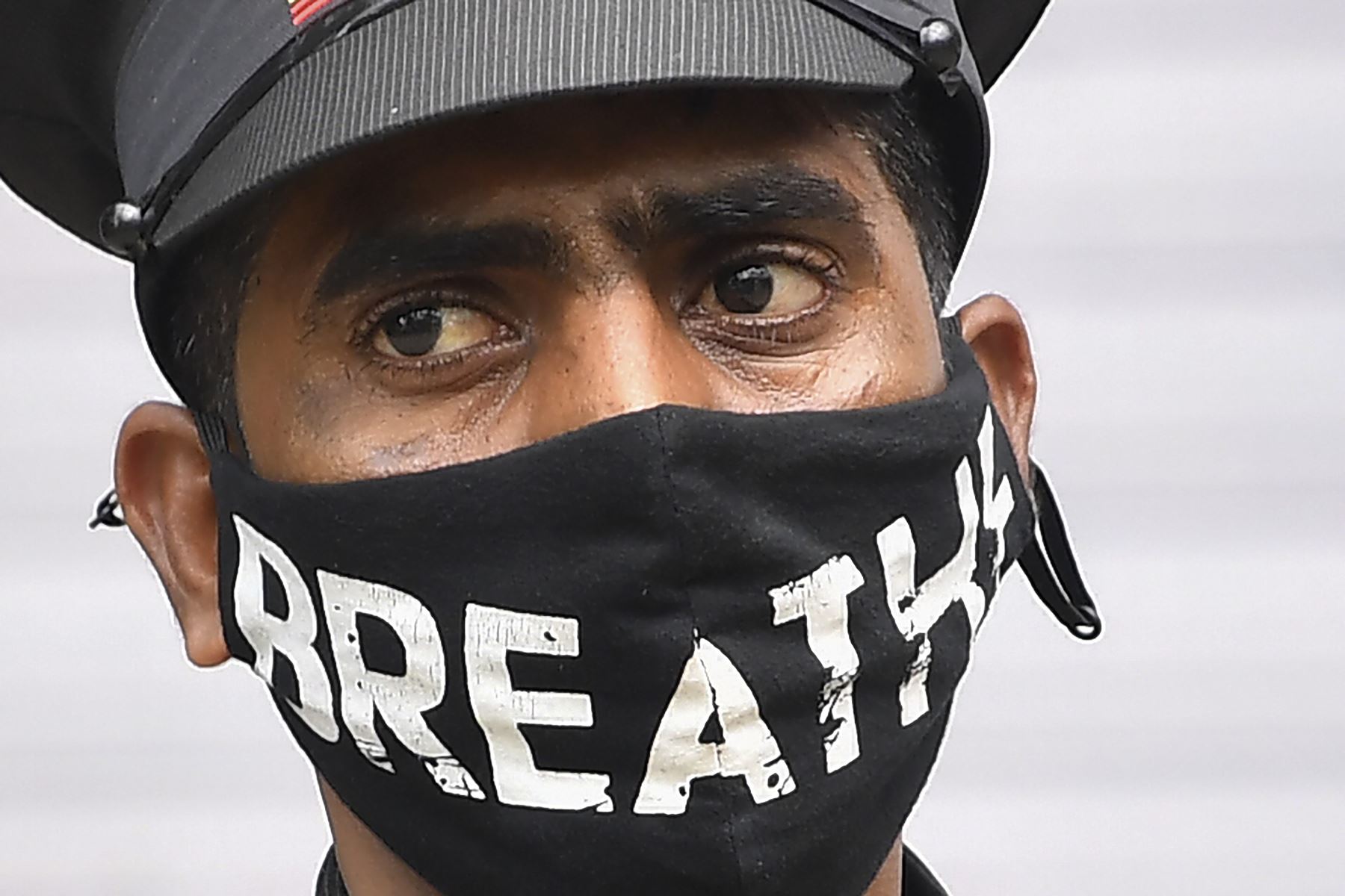 Un guardia de seguridad usa mascarilla como medida preventiva ante el coronavirus Covid-19, en Mumbai. Foto: AFP