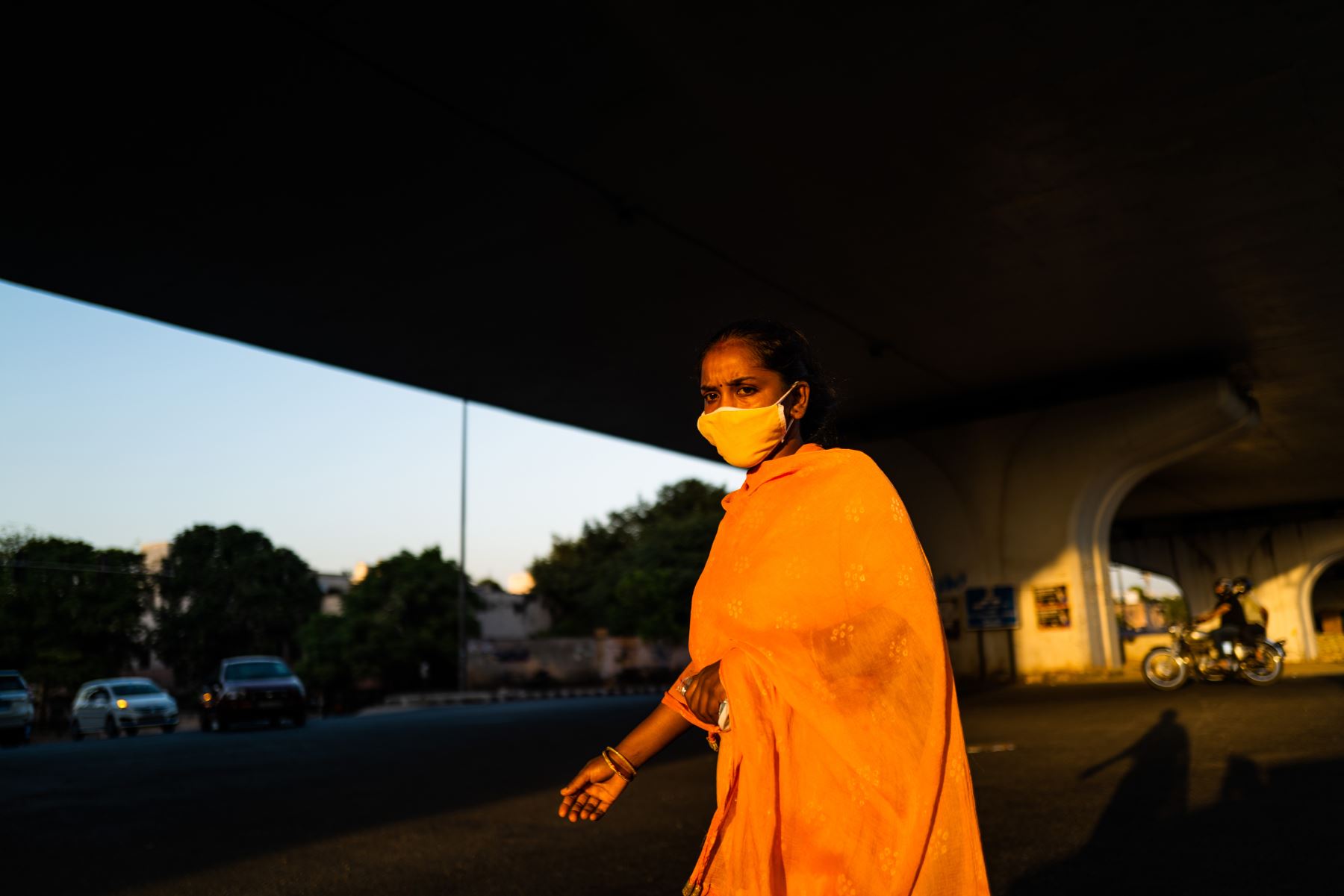 Una mujer lleva mascarilla como medida preventiva ante el coronavirus camina por una calle de Nueva Delhi. Foto: AFP