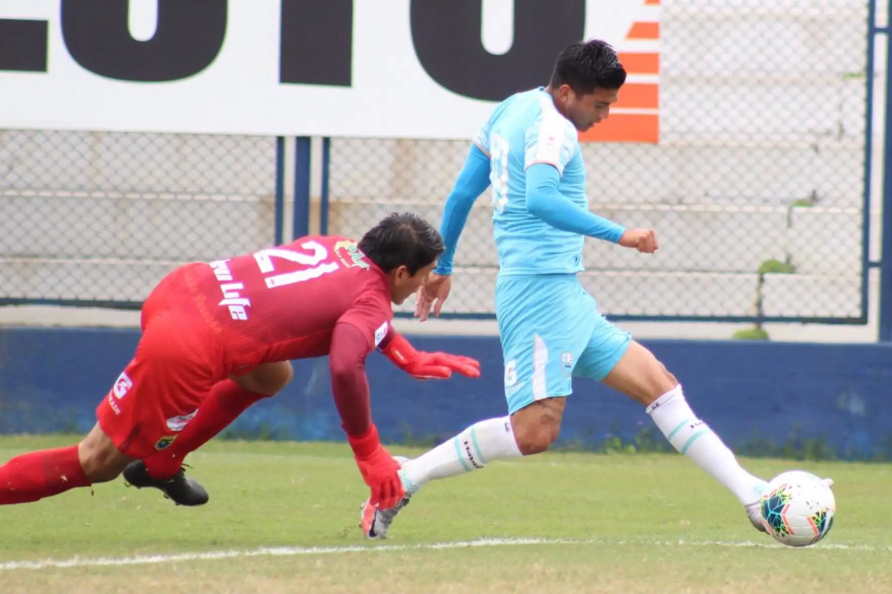 El futbolista Francisco Bustamante del Deportivo Llacuabamba anota a  Carlos Stein por la fecha 18 de la Liga 1. Foto: @LigaFutProf