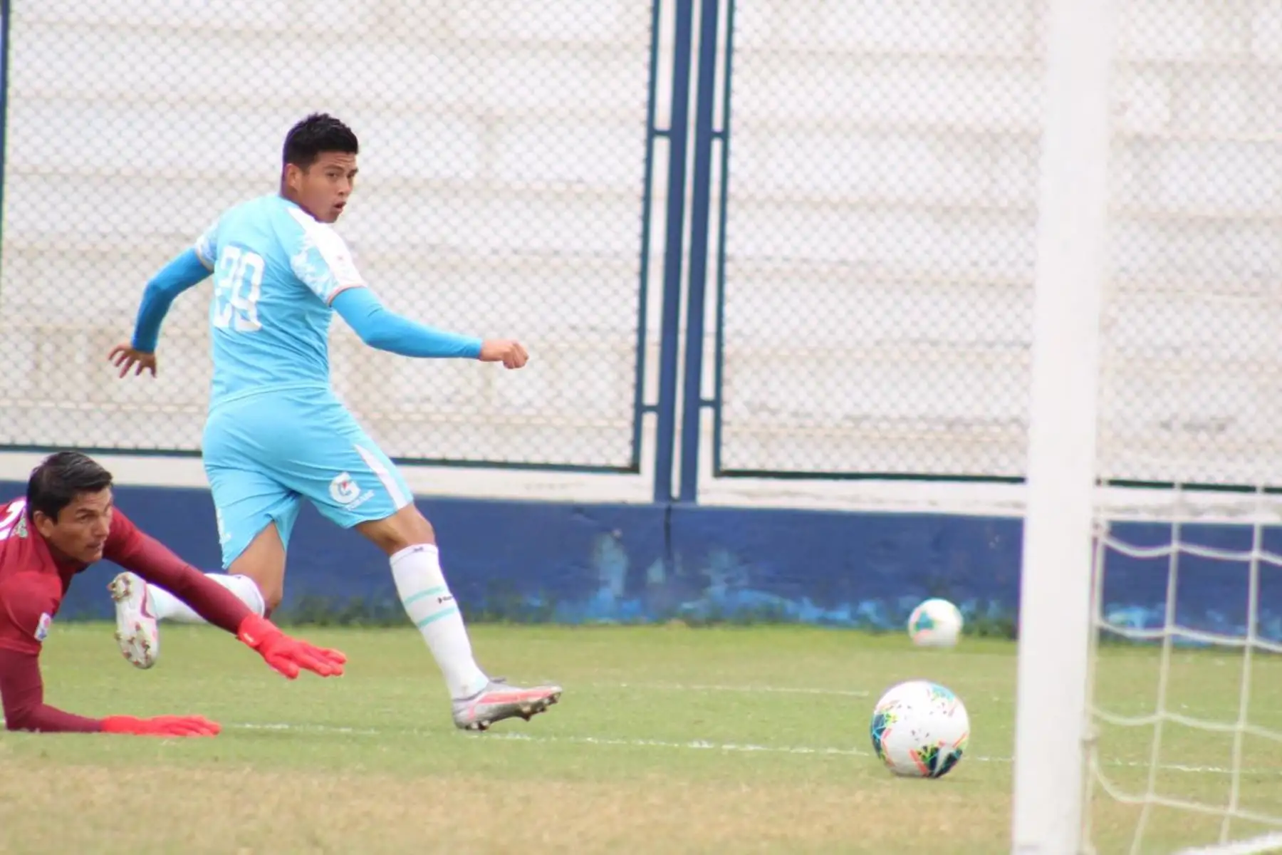 El futbolista Francisco Bustamante del Deportivo Llacuabamba anota a  Carlos Stein por la fecha 18 de la Liga 1. Foto: @LigaFutProf