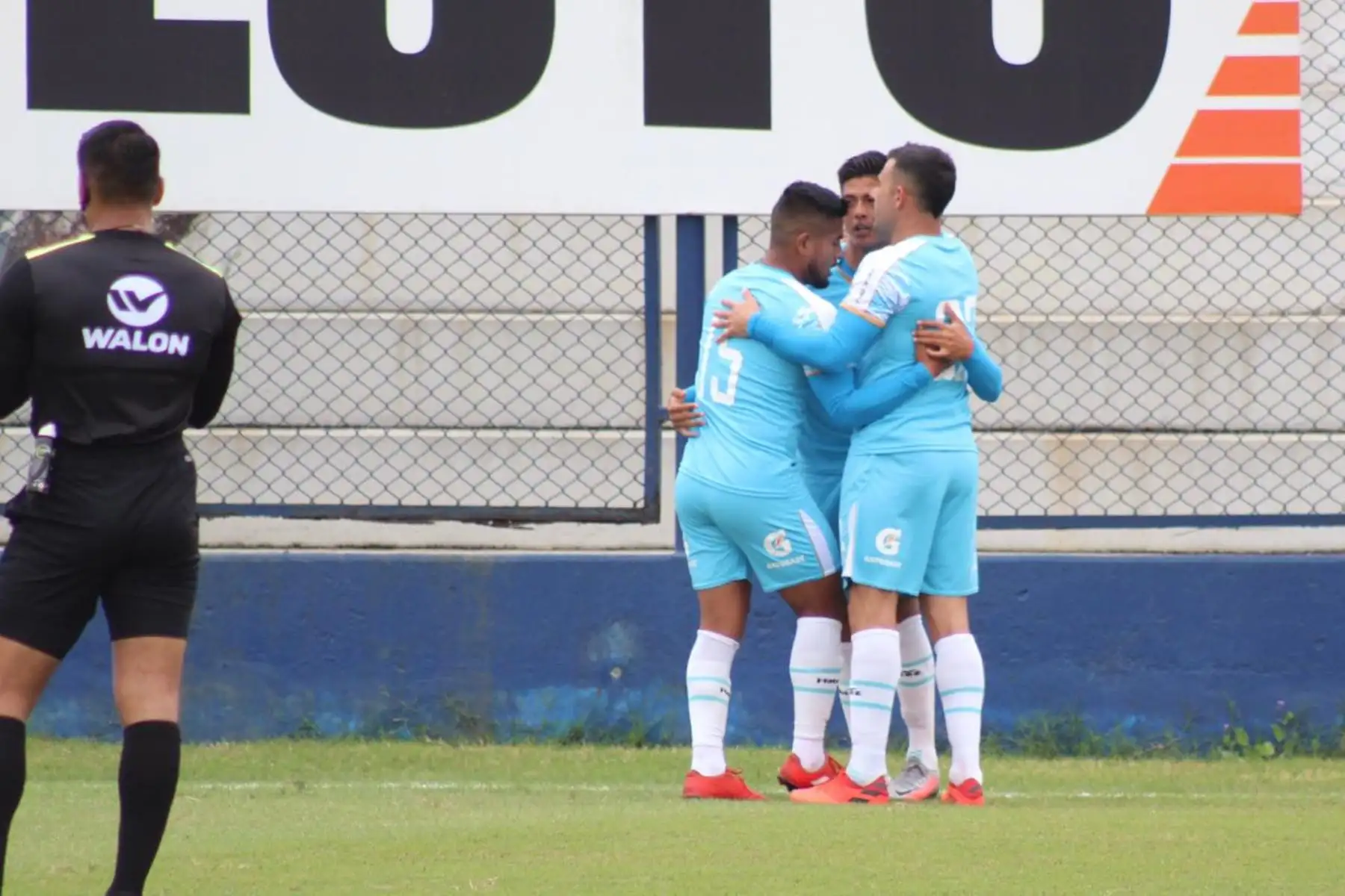 El futbolista Francisco Bustamante del Deportivo Llacuabamba celebra junto a sus compañeros tras anotar un gol a  Carlos Stein por la fecha 18 de la Liga 1. Foto: @LigaFutProf