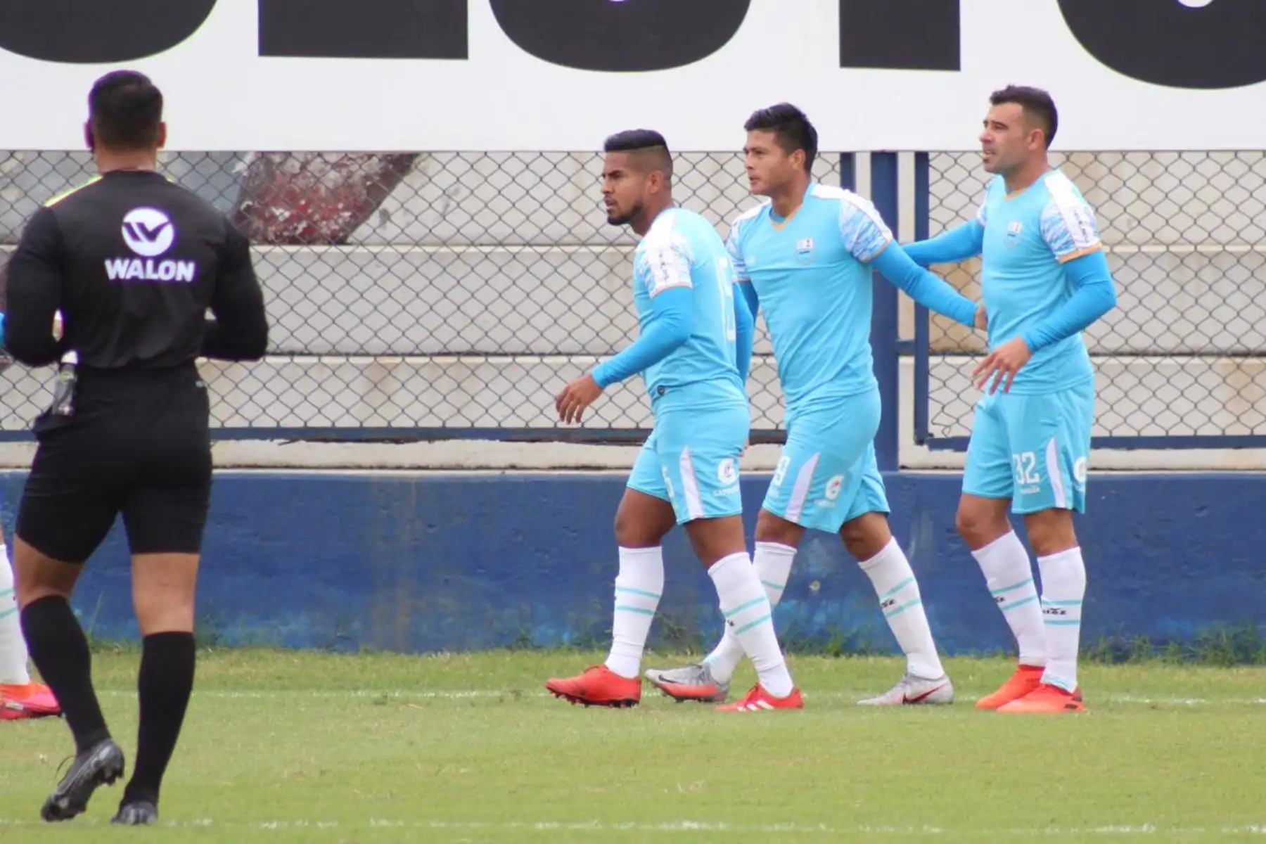 El futbolista Francisco Bustamante del Deportivo Llacuabamba celebra junto a sus compañeros tras anotar un gol a  Carlos Stein por la fecha 18 de la Liga 1, en el estadio Iván Elías Moreno. Foto: @LigaFutProf