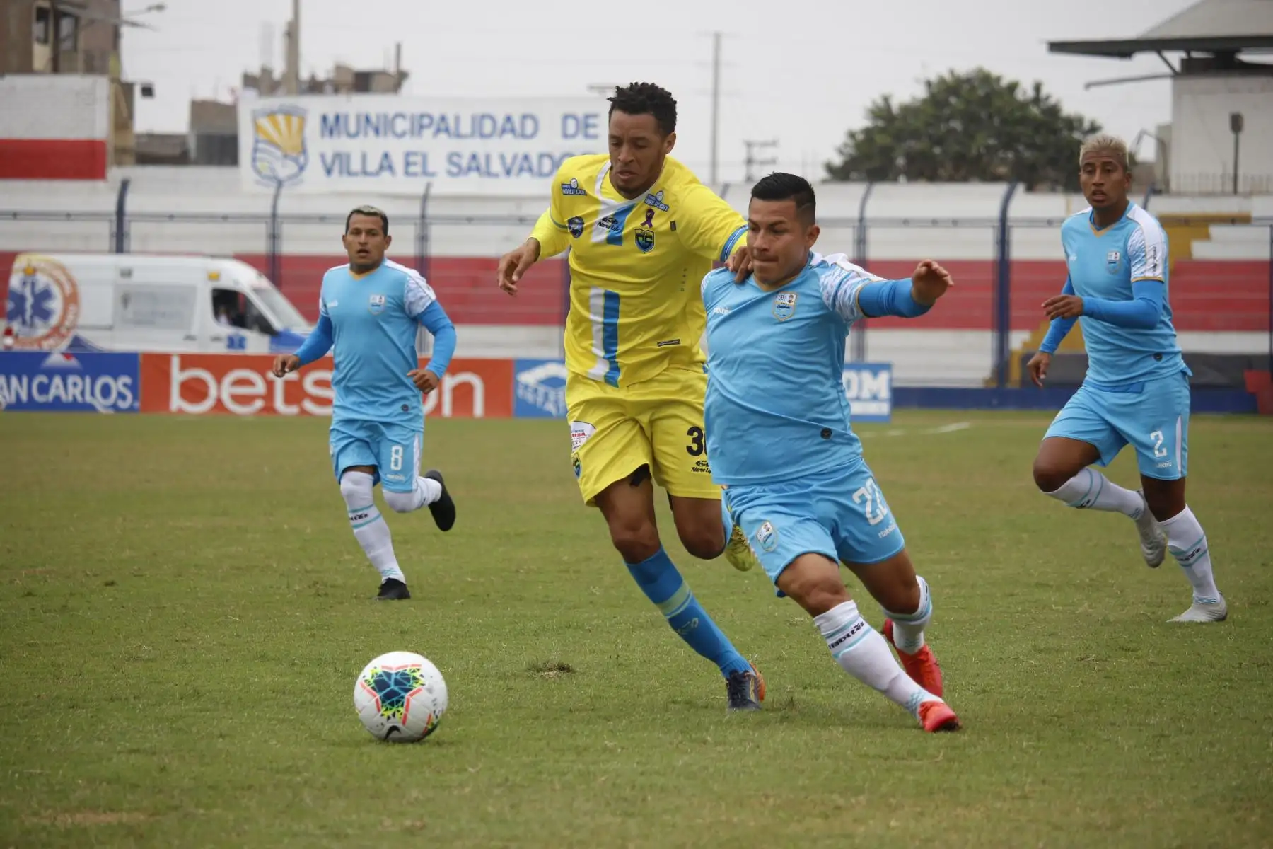 El futbolista J. Vásquez de Deportivo Llacuabamba se enfrenta a su rival de Carlos Stein por la fecha 18 de la Liga 1, en el estadio Iván Elías Moreno. Foto: @LigaFutProf