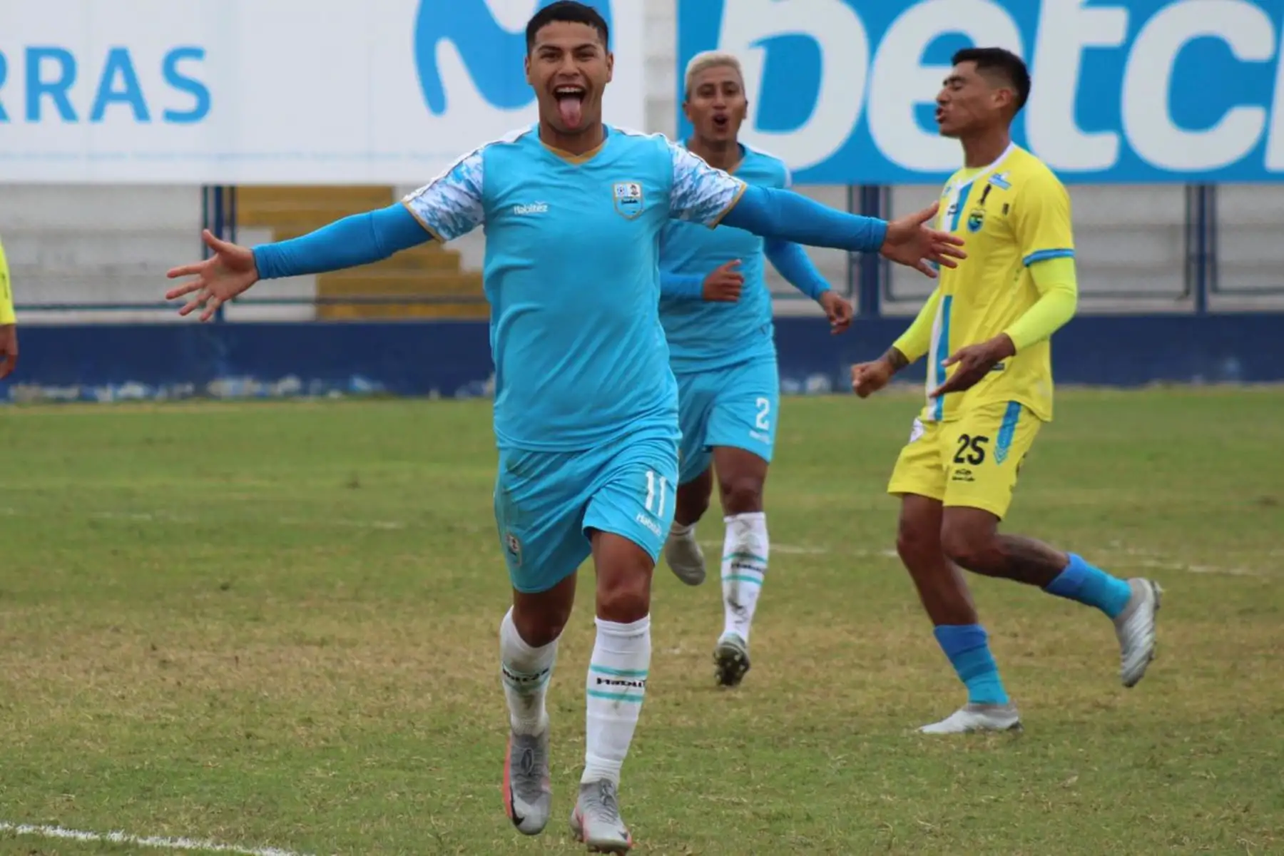 El futbolista K. Santamaría de Deportivo Llacuabmaba celebra tras anotar a Carlos Stein por la jornada 18 de la Liga 1. Foto: ANDINA/LigaFutProf