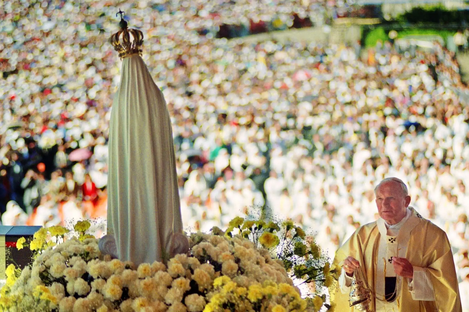 Procesión de Velas. El Papa Juan Pablo II celebra una misa el 12 de mayo de 1991 en la Capilla de la Aparición frente a la estatua de la Virgen de Fátima, en Portugal. Foto: AFP