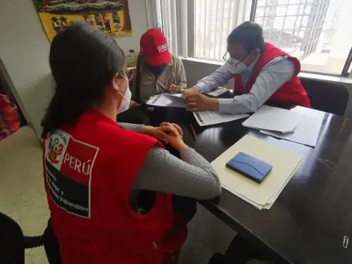 Intervención de equipo del Ministerio de la Mujer y Poblaciones Vulnerables logra que adulto mayor de Puno cobre pensión. ANDINA/Difusión
