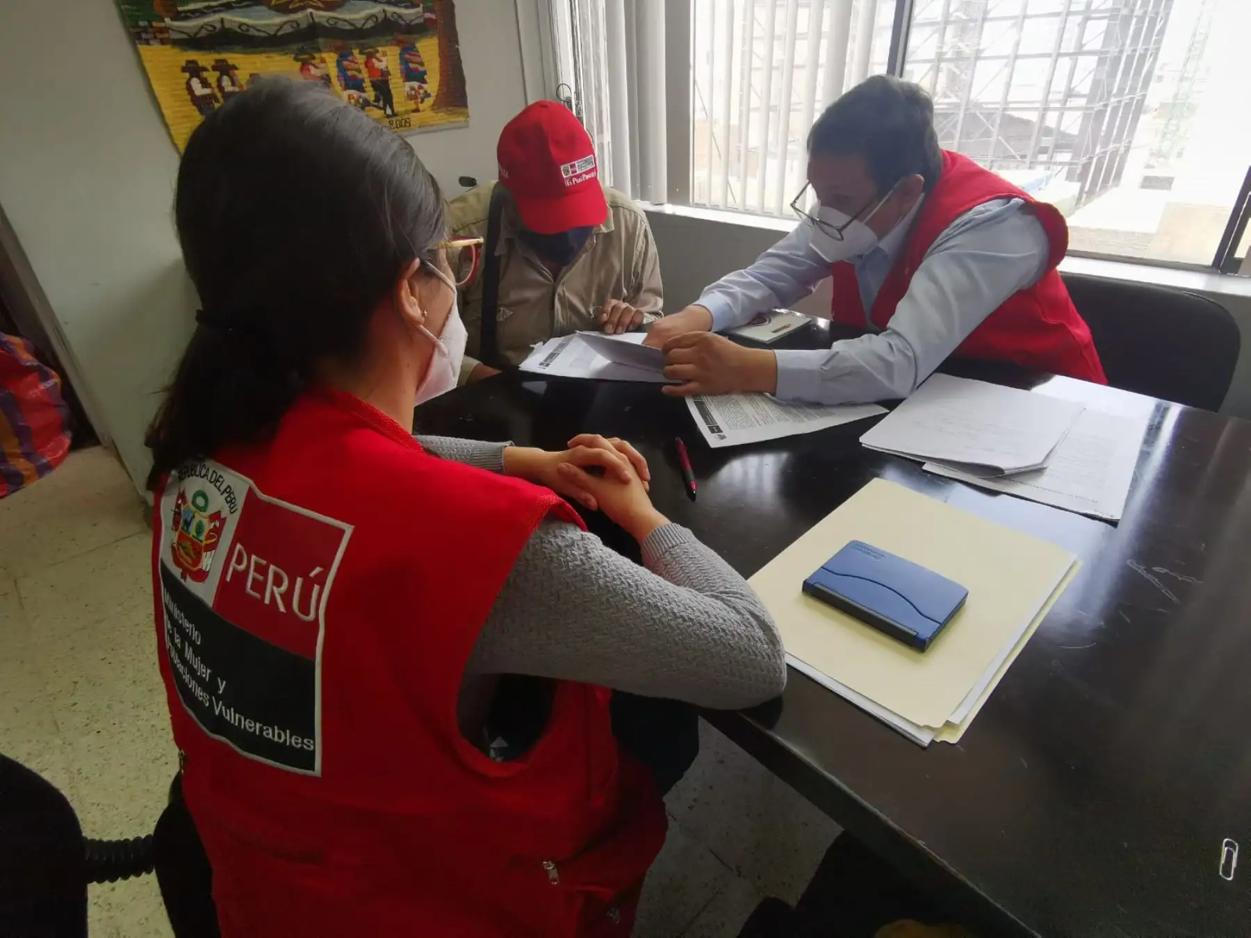 Intervención de equipo del Ministerio de la Mujer y Poblaciones Vulnerables logra que adulto mayor de Puno cobre pensión. ANDINA/Difusión
