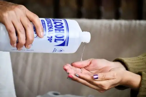 Advierten que empleo excesivo de alcohol puro o en gel puede provocar dermatitis
