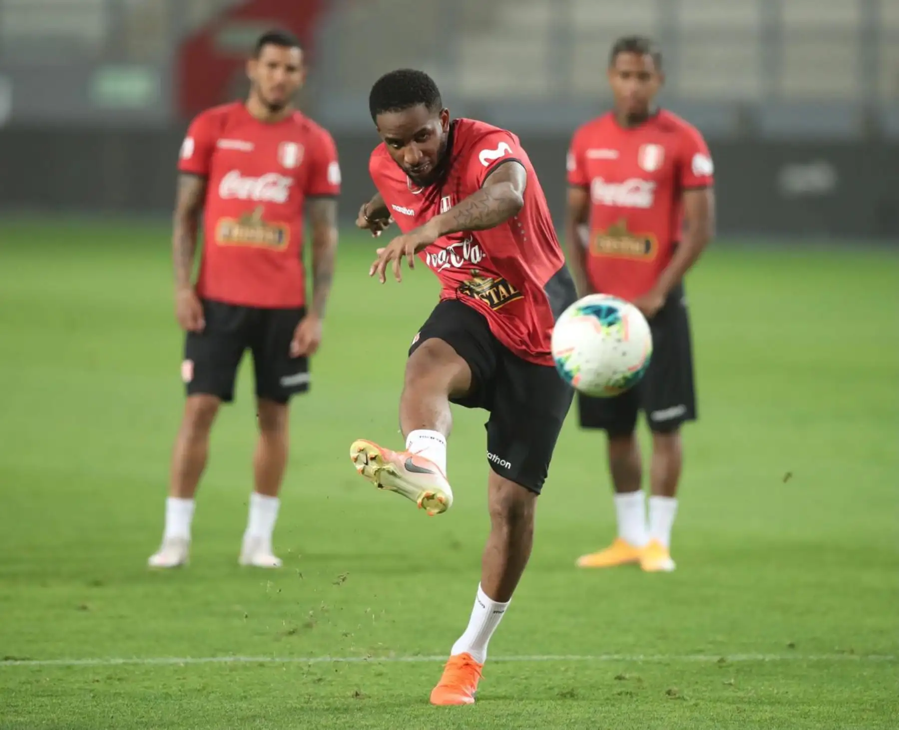 La Selección Peruana de Fútbol realizó su último entrenamiento en el Estadio Nacional para su próximo encuentro con el equipo de Brasil. Foto: FPF