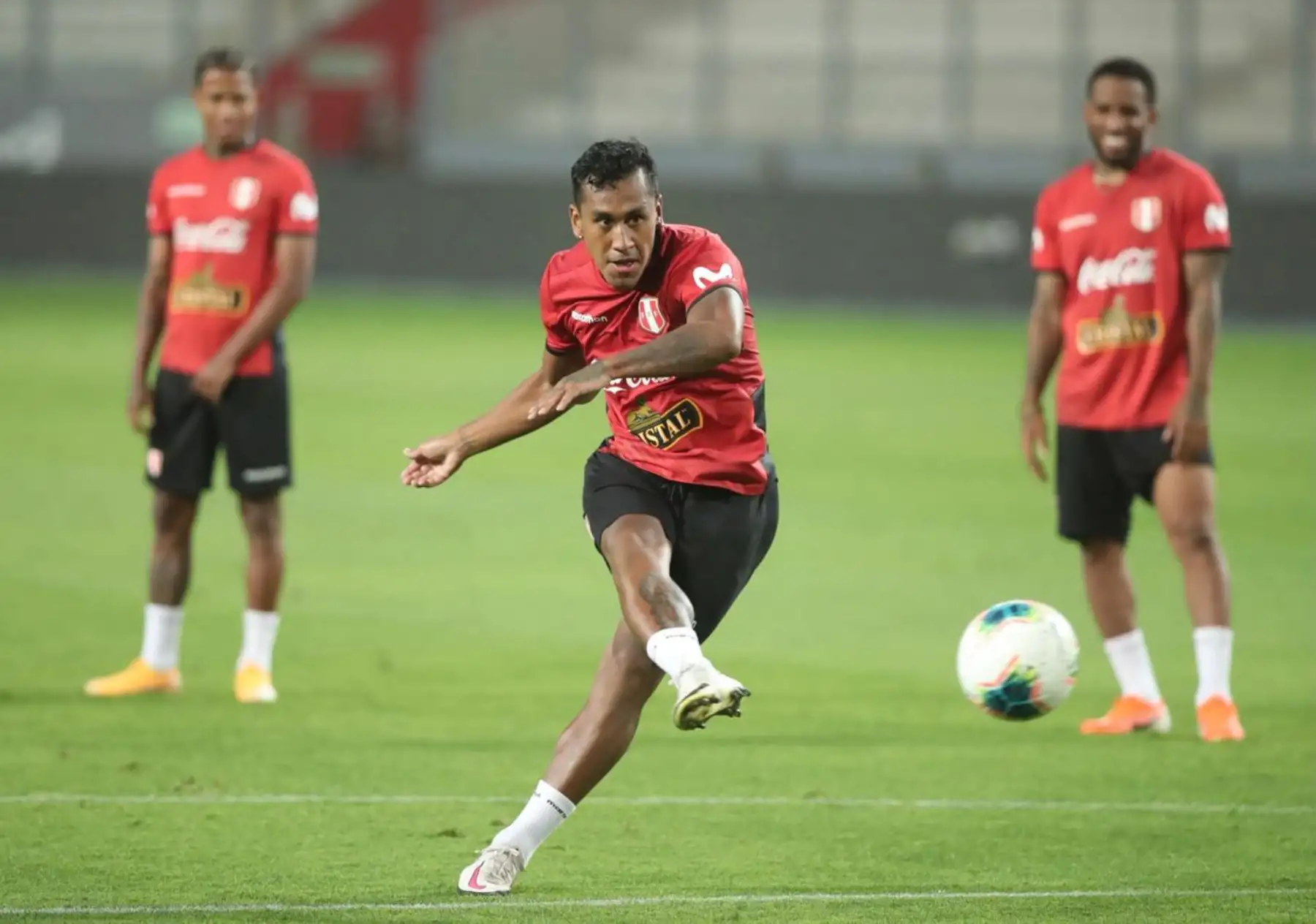 La Selección Peruana de Fútbol realizó su último entrenamiento en el Estadio Nacional para su próximo encuentro con el equipo de Brasil. Foto: FPF
