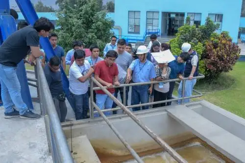Los jóvenes recibirán formación especializada en temas de regulación, supervisión y normatividad de los servicios de saneamiento, lo que les permitirá tener una visión integral y desarrollarse profesionalmente en áreas del sector saneamiento. Foto: ANDINA/Sunass