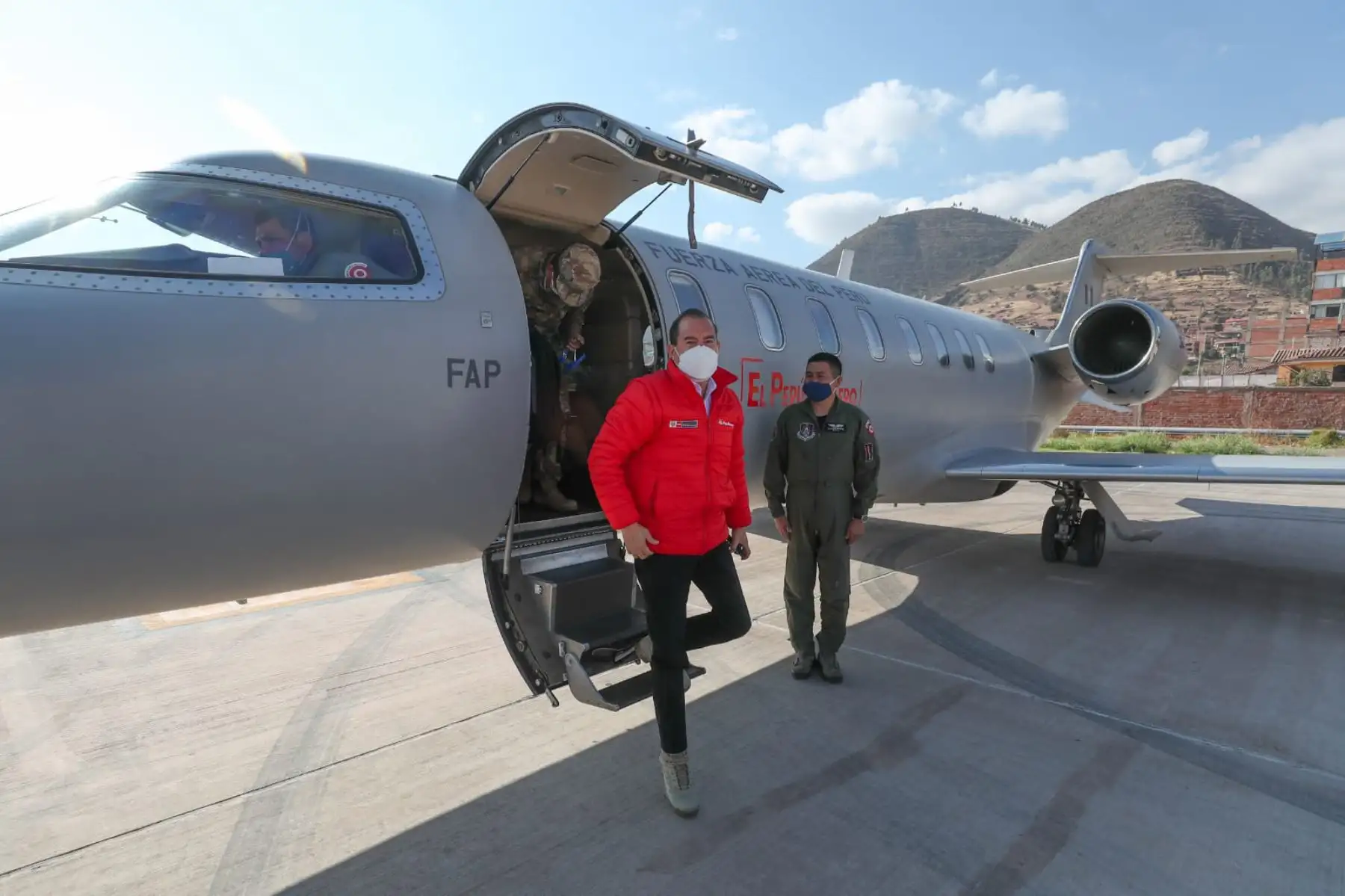 El Premier Walter Martos llegó a Ollantaytambo en el Cusco, para trasladarse a Machu Picchu, donde participará, junto a la ministra del MINCETUR y el gobernador del Gobernador de Cusco, en el recibimiento del sello internacional que certifica al Perú como destino turístico seguro ante el COVID-19.
Foto:ANDINA/PCM