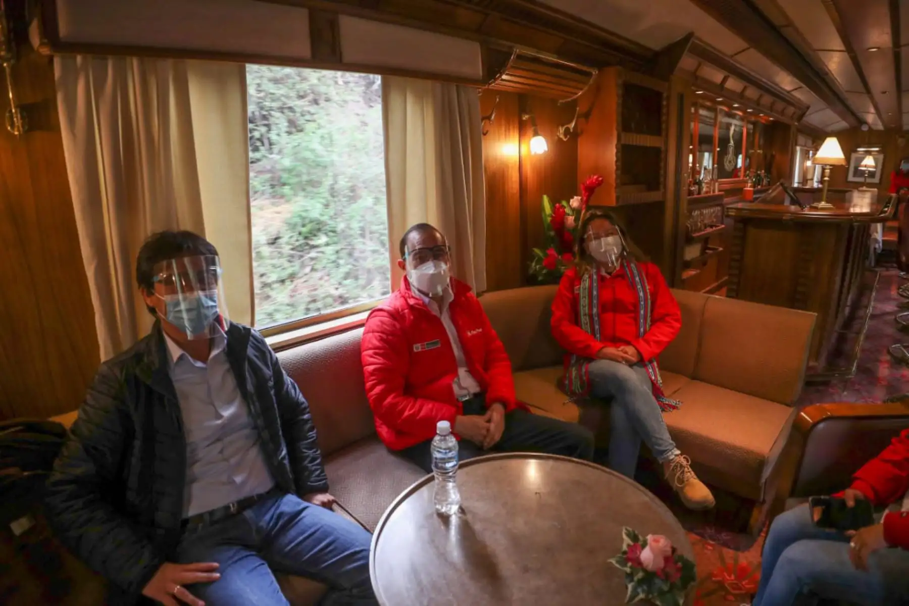 El Premier Walter Martos llegó a Ollantaytambo en el Cusco, para trasladarse a Machu Picchu, donde participará, junto a la ministra del MINCETUR y el gobernador del Gobernador de Cusco, en el recibimiento del sello internacional que certifica al Perú como destino turístico seguro ante el COVID-19.
Foto:ANDINA/PCM
