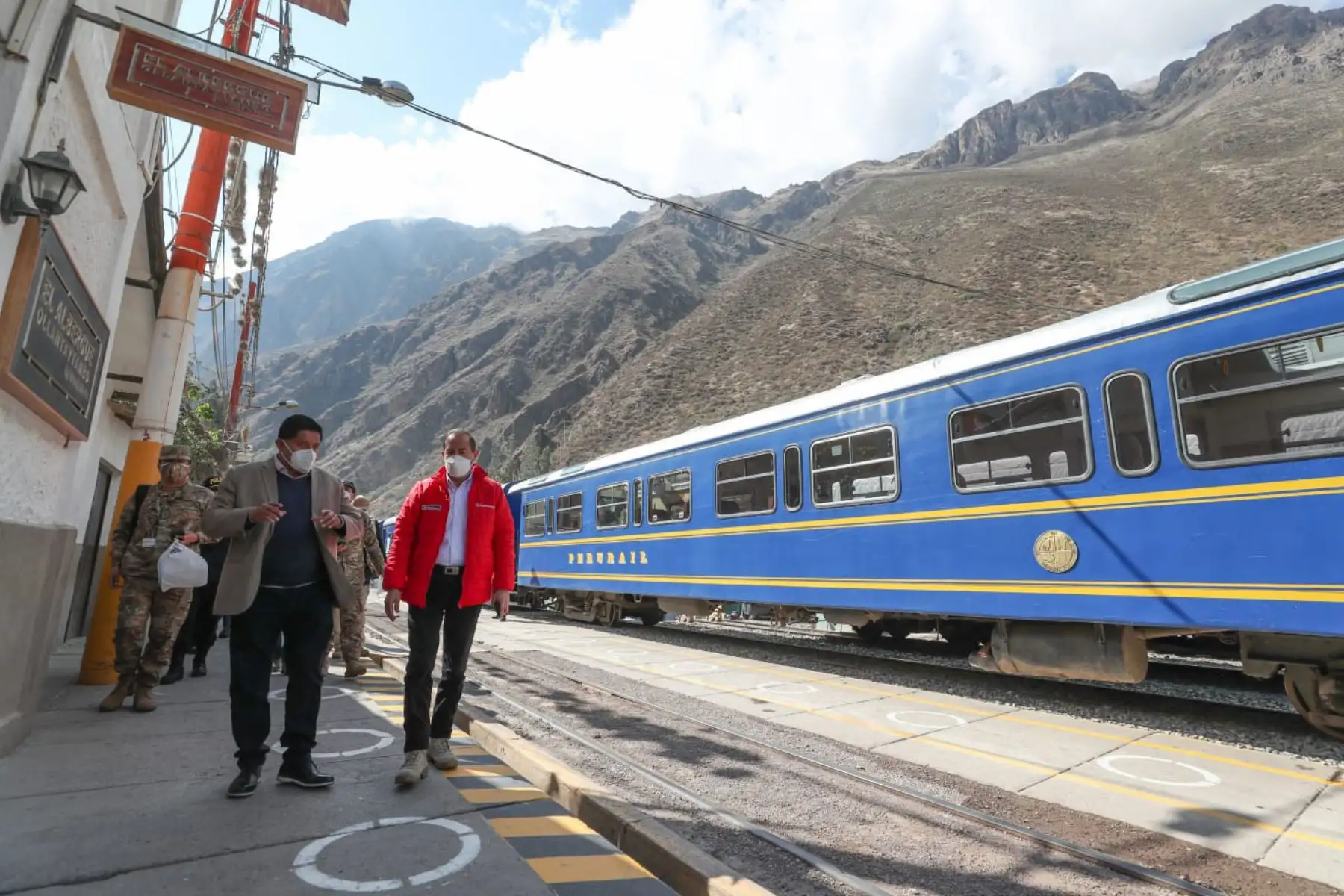El Premier Walter Martos llegó a Ollantaytambo en el Cusco, para trasladarse a Machu Picchu, donde participará, junto a la ministra del MINCETUR y el gobernador del Gobernador de Cusco, en el recibimiento del sello internacional que certifica al Perú como destino turístico seguro ante el COVID-19.
Foto:ANDINA/PCM