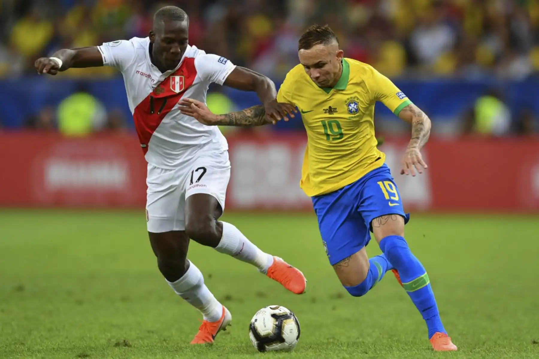 Luis Advíncula.Foto: AFP