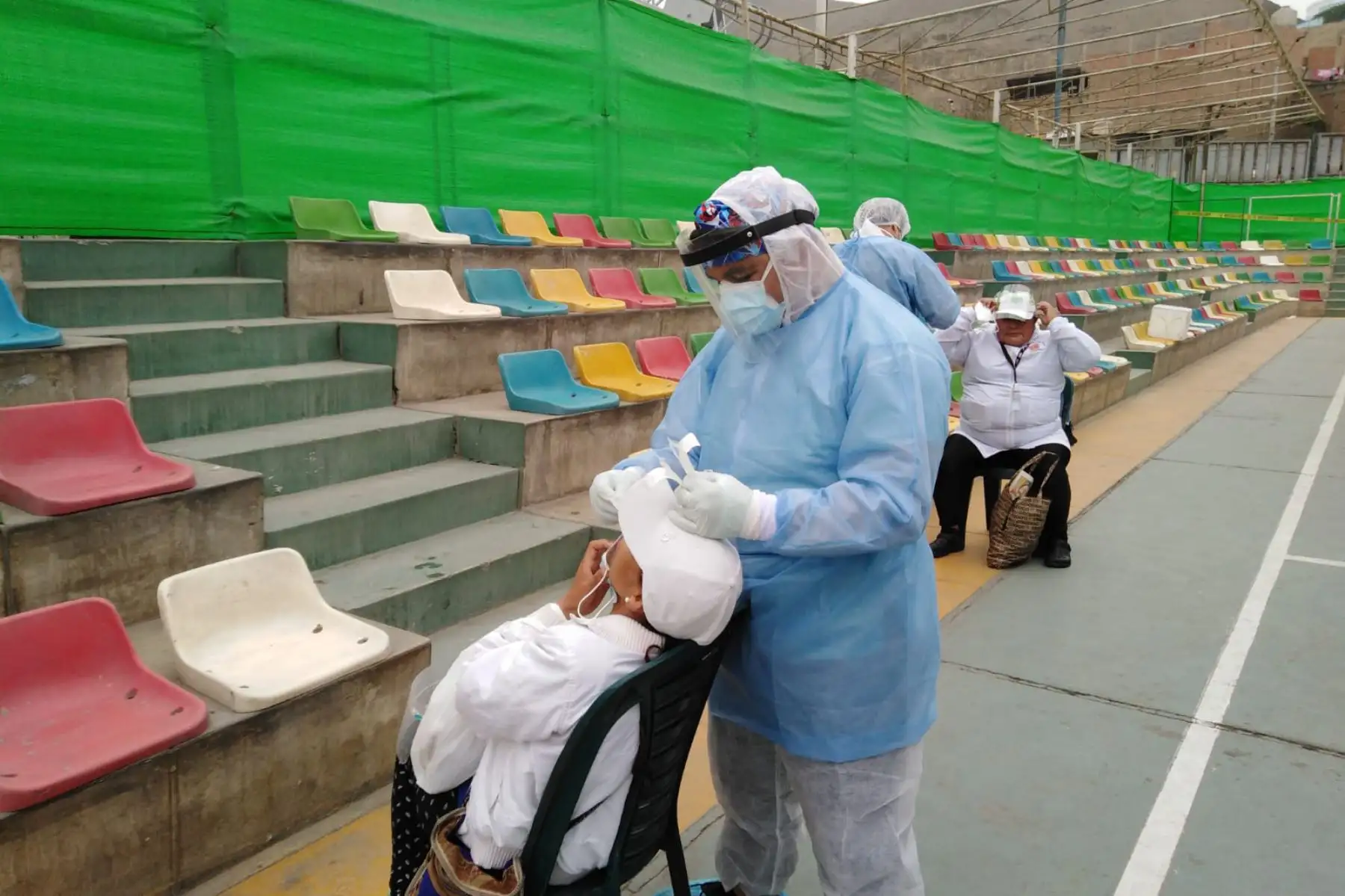 Más de 800 personas, entre ellas colaboradores de comedores populares y del programa Vaso de Leche, reciben descarte y tratamiento de COVID-19 en el Centro Rápido de Atención Temporal del Ministerio de Salud  instalado Los Olivos. 
Foto:ANDINA/Minsa