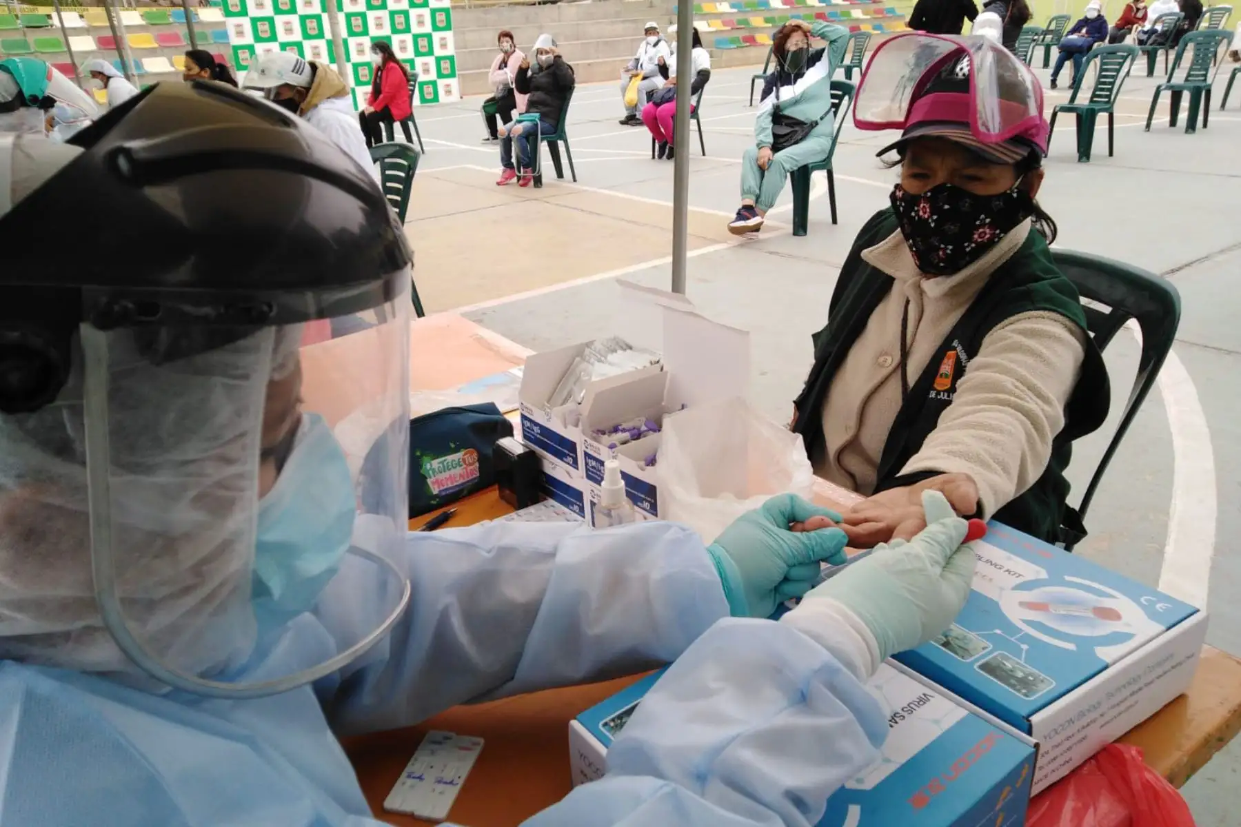 Más de 800 personas, entre ellas colaboradores de comedores populares y del programa Vaso de Leche, reciben descarte y tratamiento de COVID-19 en el Centro Rápido de Atención Temporal del Ministerio de Salud  instalado Los Olivos. 
Foto:ANDINA/Minsa