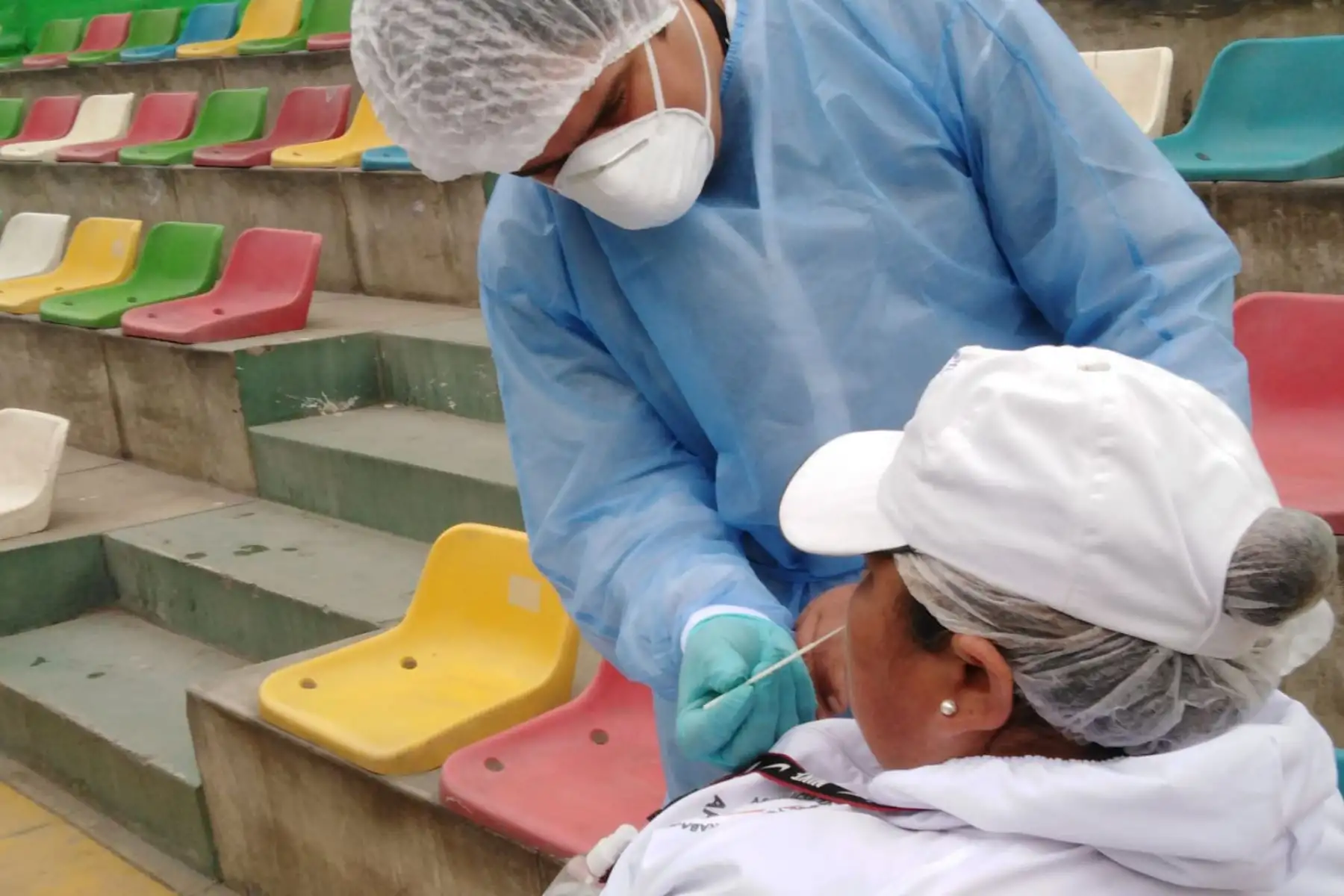 Más de 800 personas, entre ellas colaboradores de comedores populares y del programa Vaso de Leche, reciben descarte y tratamiento de COVID-19 en el Centro Rápido de Atención Temporal del Ministerio de Salud  instalado Los Olivos. 
Foto:ANDINA/Minsa