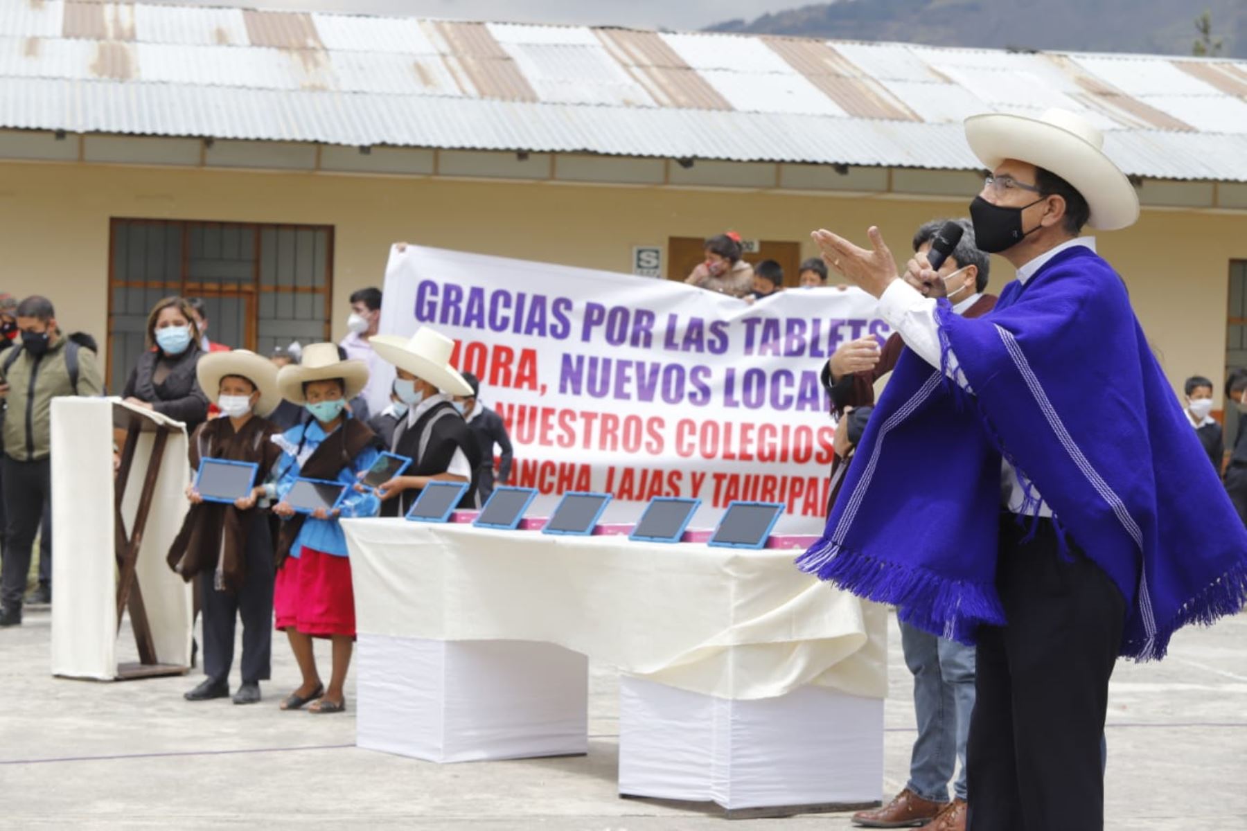 Presidente Martín Vizcarra entrega tablets a estudiantes y maestros en Cajamarca. Foto: ANDINA/Prensa Presodencia