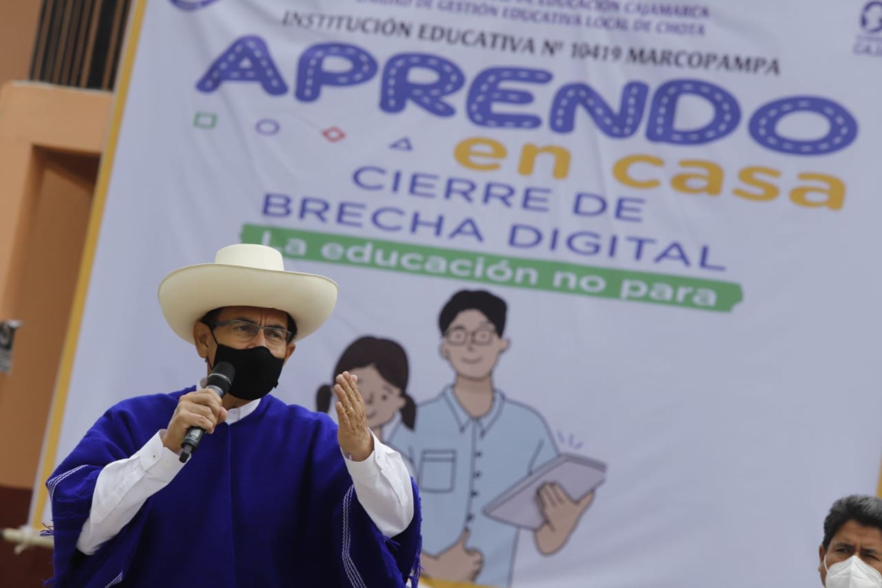 Presidente Martín Vizcarra entrega tablets a estudiantes y maestros en Cajamarca. Foto: ANDINA/Prensa Presodencia