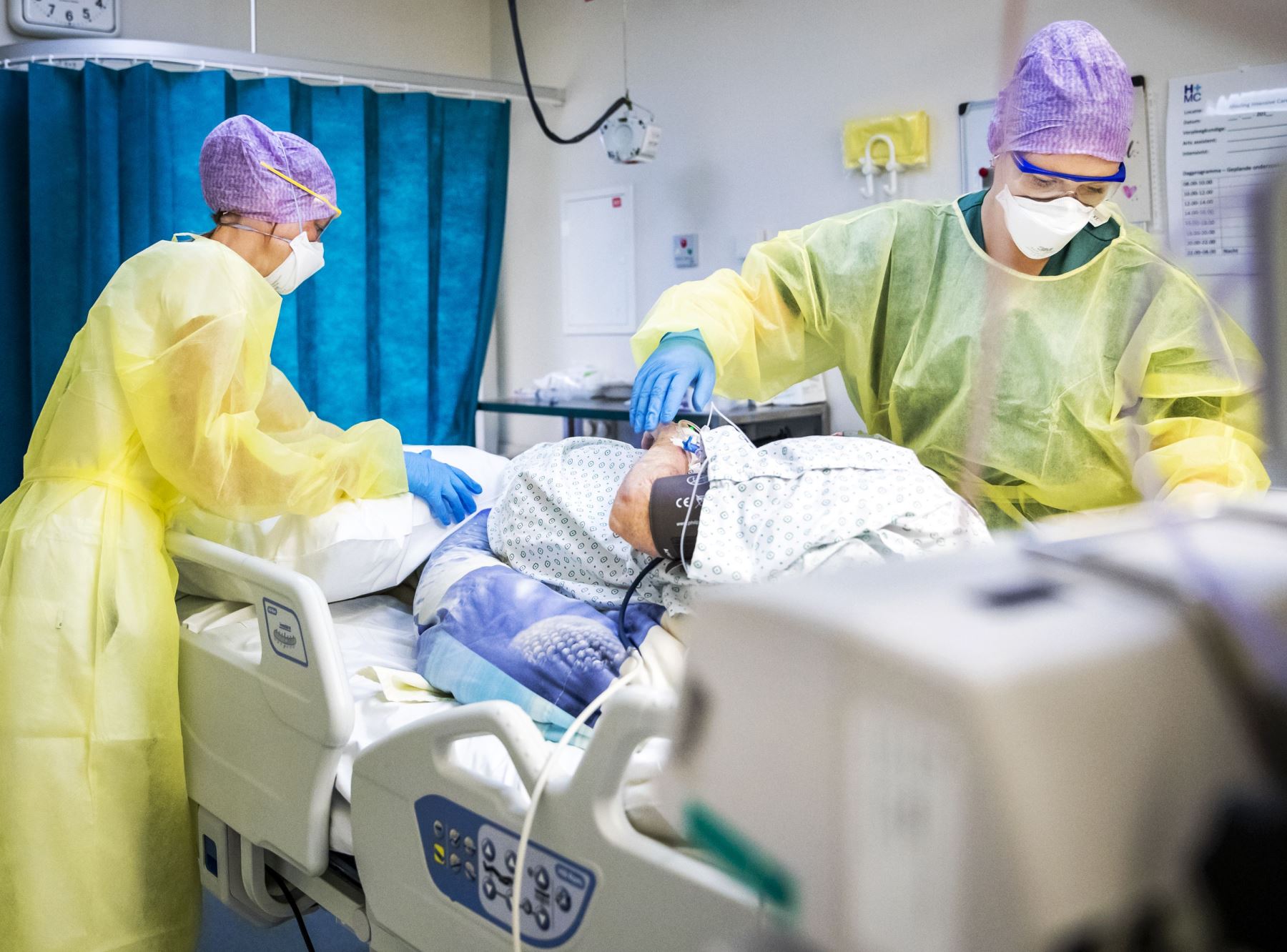 El personal médico atiende a un paciente en la unidad de cuidados intensivos (UCI) del hospital HMC Westeinde en La Haya, Países Bajos, durante la pandemia del covid-19. Foto: AFP.