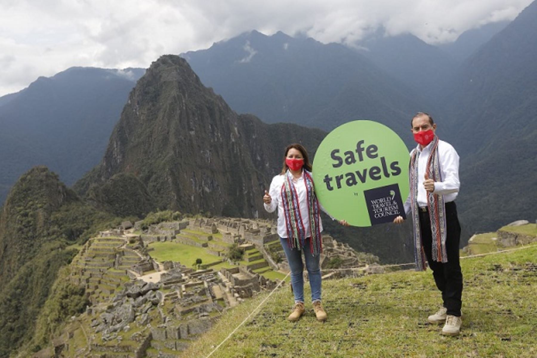 Ministra de Comercio Exterior y Turismo, Rocío Barrios; y el jefe del Gabinete Ministerial, Walter Martos en Machu Picchu. Foto: Cortesía.
