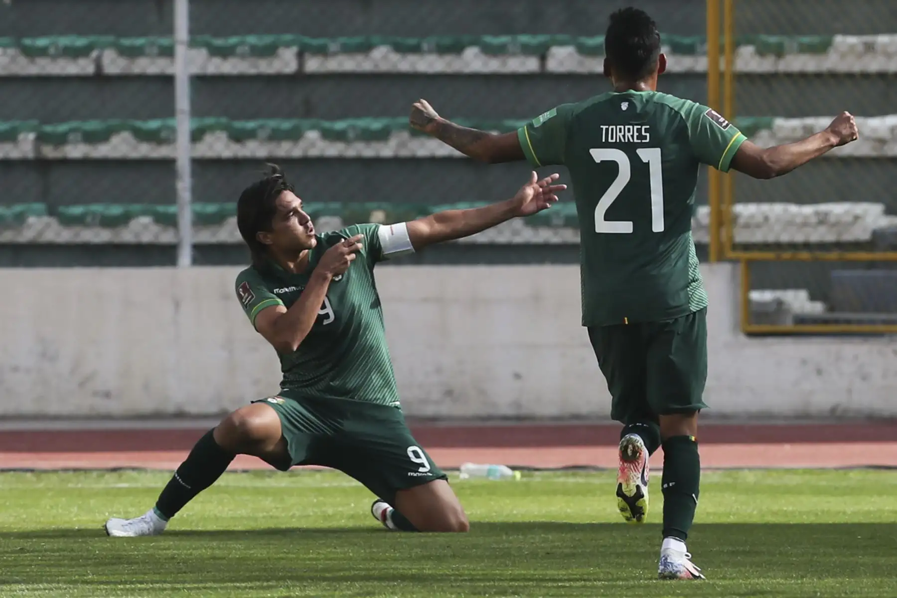 El boliviano Marcelo Martins celebra después de anotar contra Argentina durante partido de Clasificatorias Qatar 2022, en el Estadio Hernando Siles en La Paz. Foto: AFP