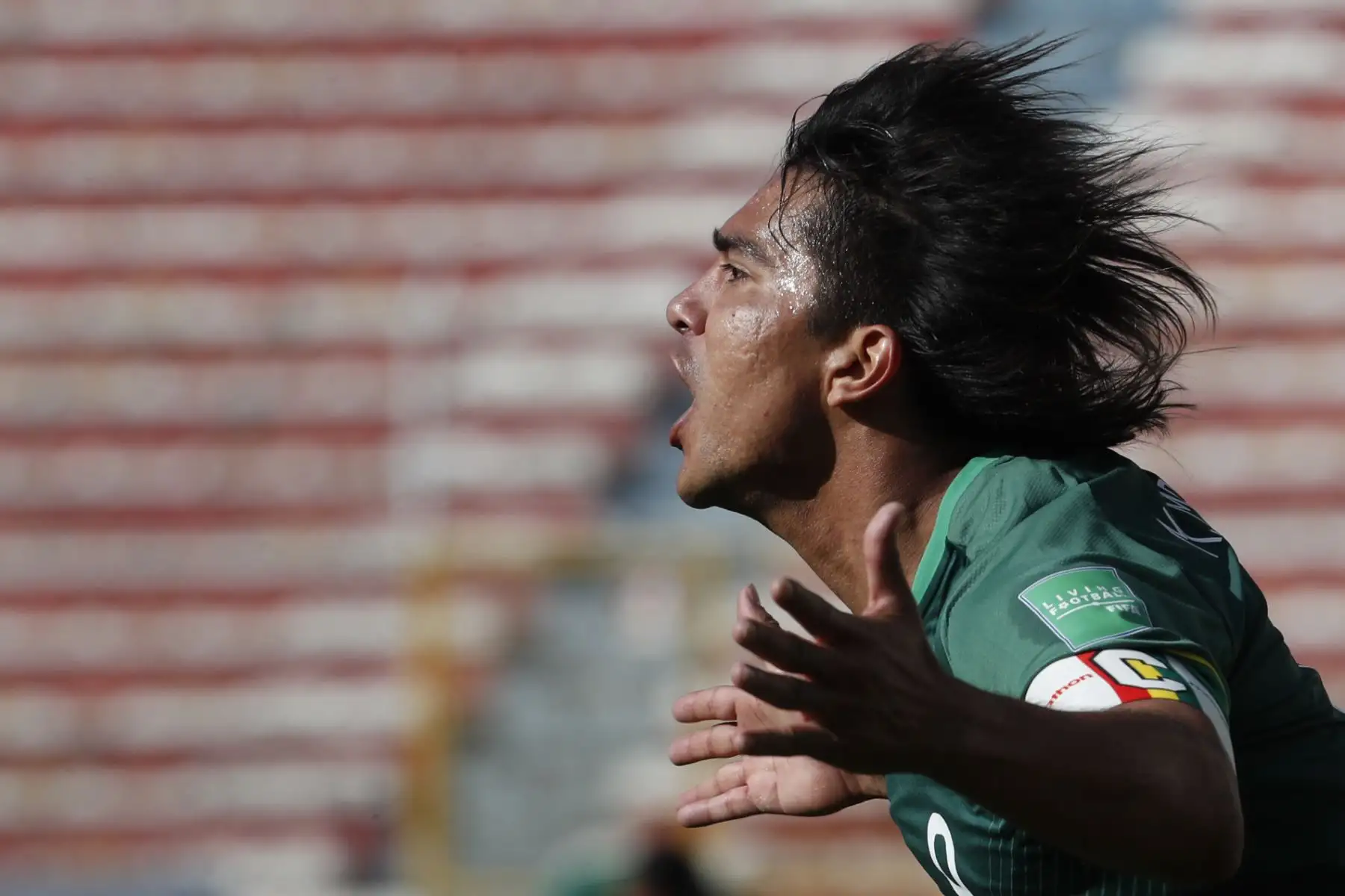 El boliviano Marcelo Martins celebra después de anotar contra Argentina durante partido de Clasificatorias Qatar 2022, en el Estadio Hernando Siles en La Paz. Foto: AFP