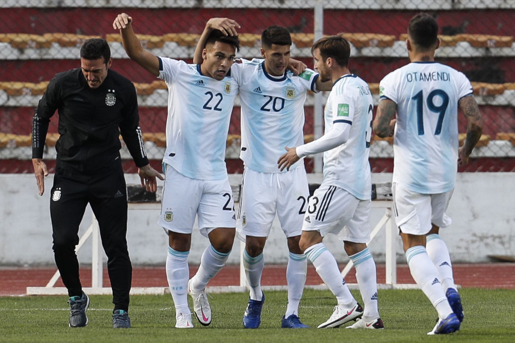 El argentino Lautaro Martínez celebra con sus compañeros de equipo después de anotar el empate ante Bolivia por las Clasificatorias Qatar 2022. Foto: AFP