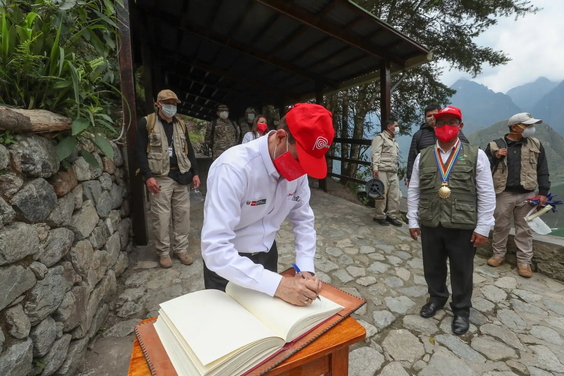 Presidente del Consejo de de Ministros junto a la ministra de Comercio Exterior y turismo recibieron el sello Save Travels del Consejo Mundial de Viajes y Turismo en la ciudadela de Machu Picchu. Foto: PCM