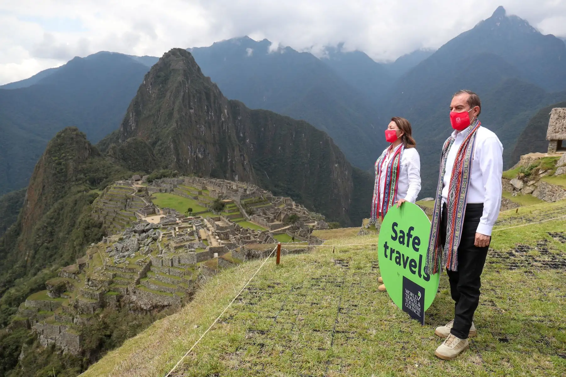 Presidente del Consejo de de Ministros junto a la ministra de Comercio Exterior y turismo recibieron el sello Save Travels del Consejo Mundial de Viajes y Turismo en la ciudadela de Machu Picchu. Foto: PCM