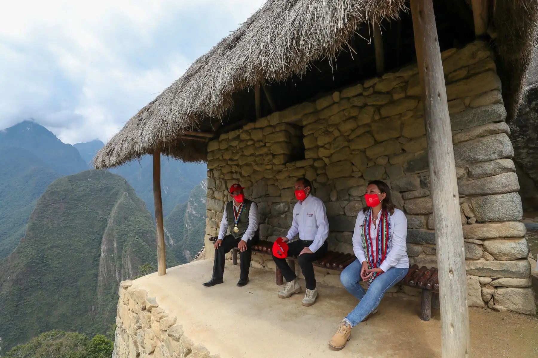 Presidente del Consejo de de Ministros junto a la ministra de Comercio Exterior y turismo recibieron el sello Save Travels del Consejo Mundial de Viajes y Turismo en la ciudadela de Machu Picchu. Foto: PCM