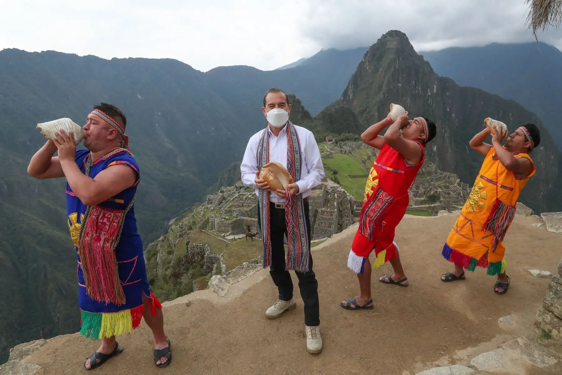 Presidente del Consejo de de Ministros junto a la ministra de Comercio Exterior y turismo recibieron el sello Save Travels del Consejo Mundial de Viajes y Turismo en la ciudadela de Machu Picchu. Foto: PCM
