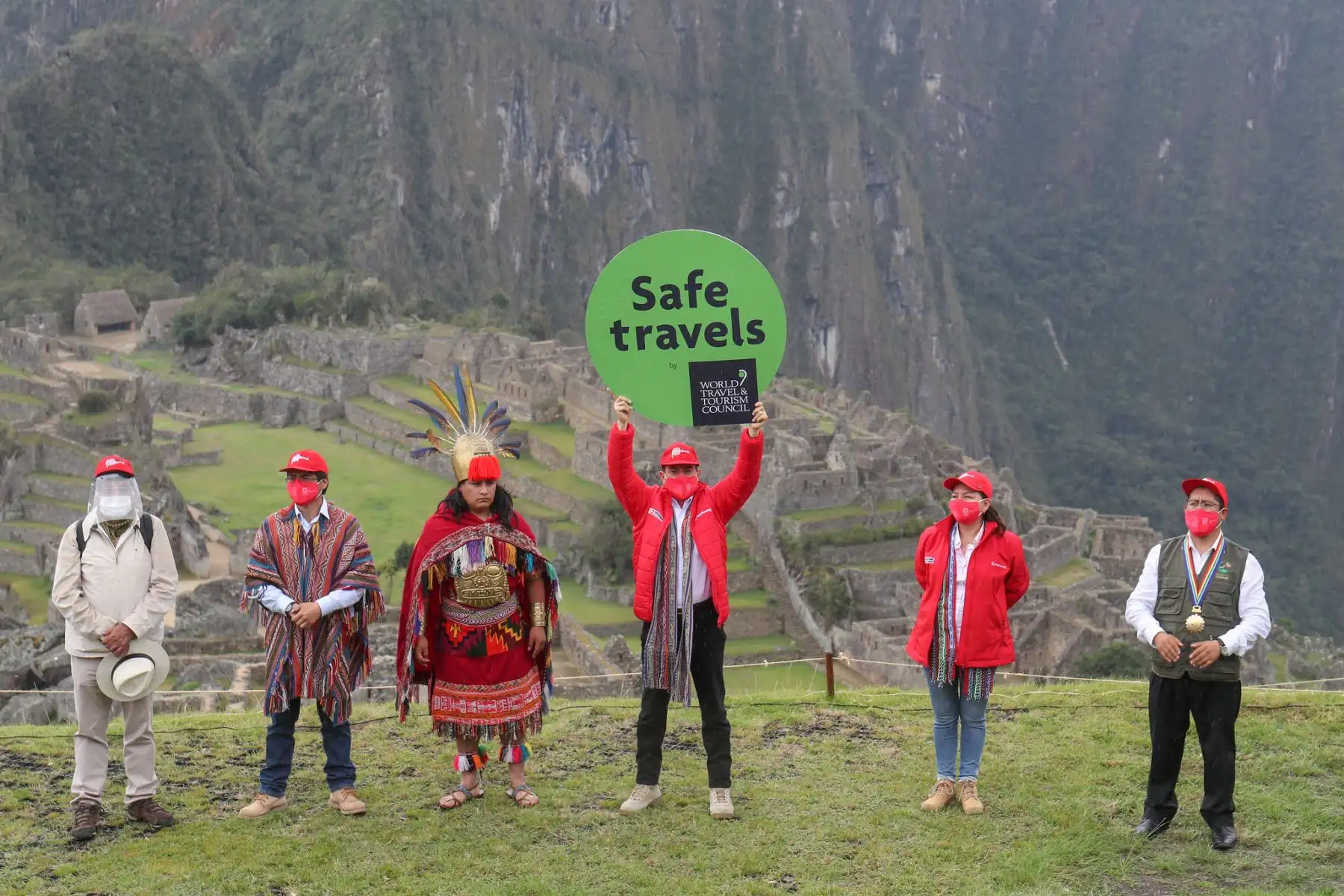 Presidente del Consejo de de Ministros junto a la ministra de Comercio Exterior y turismo recibieron el sello Save Travels del Consejo Mundial de Viajes y Turismo en la ciudadela de Machu Picchu. Foto: PCM
