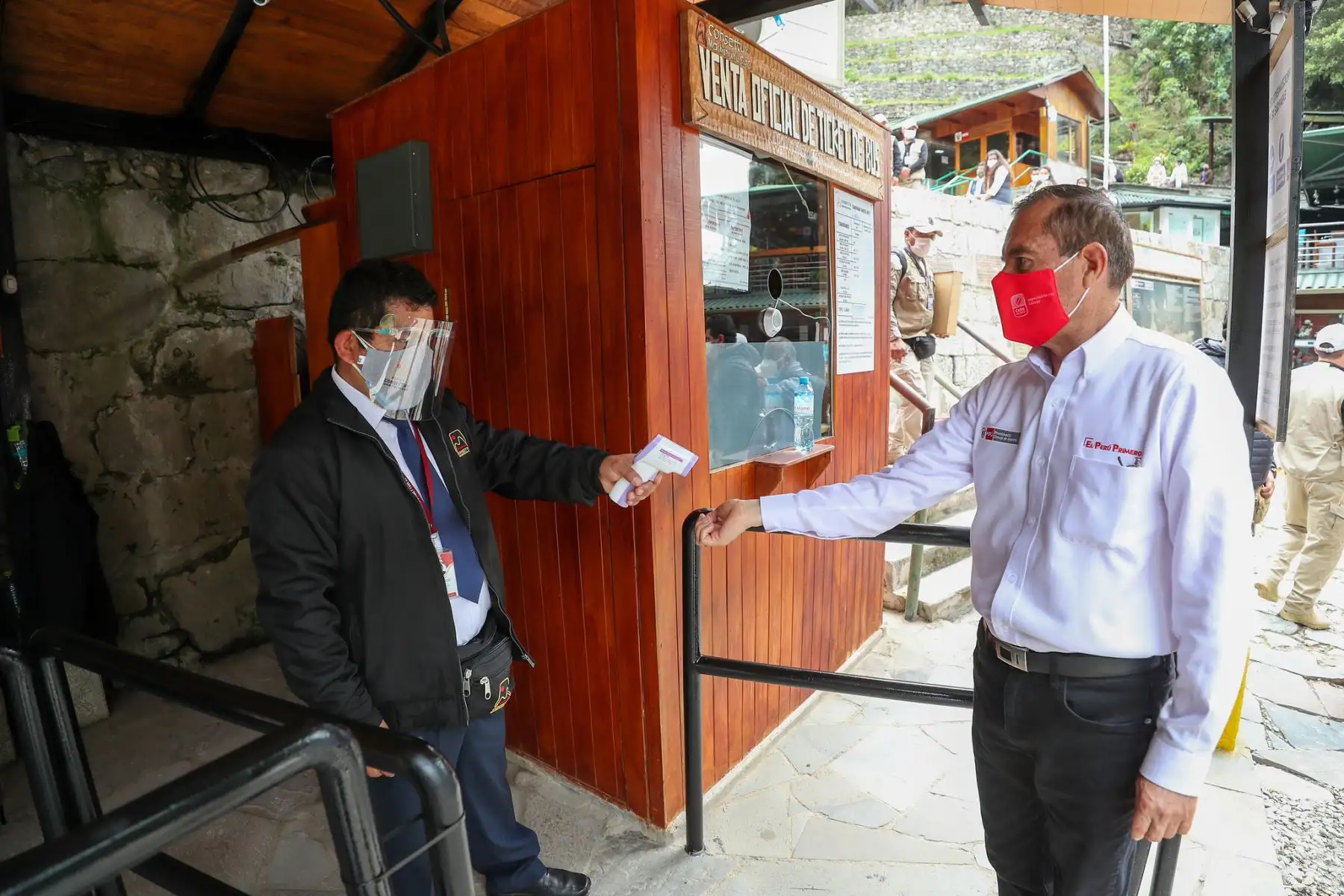 Presidente del Consejo de de Ministros junto a la ministra de Comercio Exterior y turismo recibieron el sello Save Travels del Consejo Mundial de Viajes y Turismo en la ciudadela de Machu Picchu. Foto: PCM