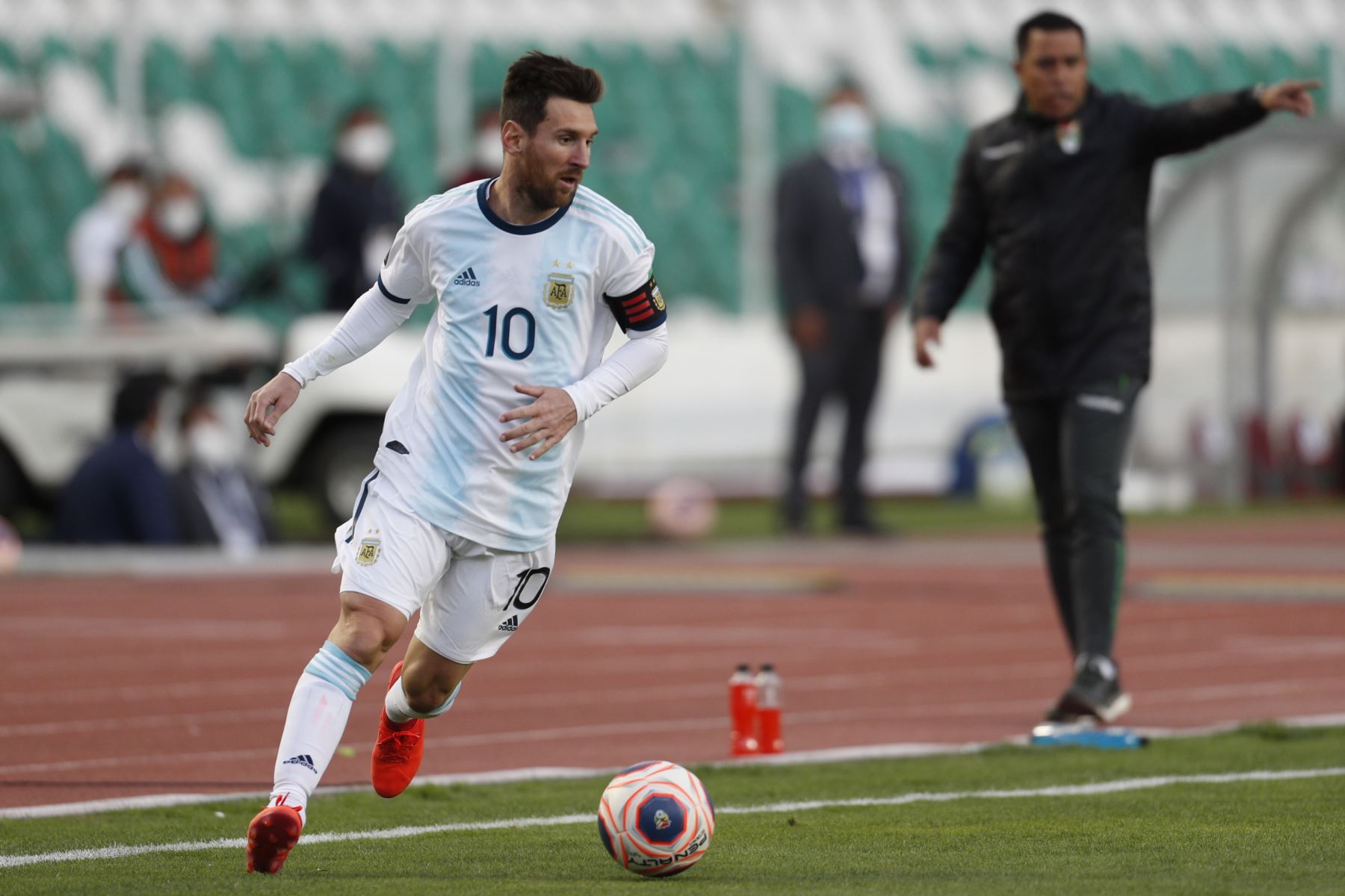 El argentino Lionel Messi conduce el balón durante el partido de fútbol clasificatorio sudamericano Qatar 2022 en el estadio Hernando Siles, en La Paz. Foto: AFP