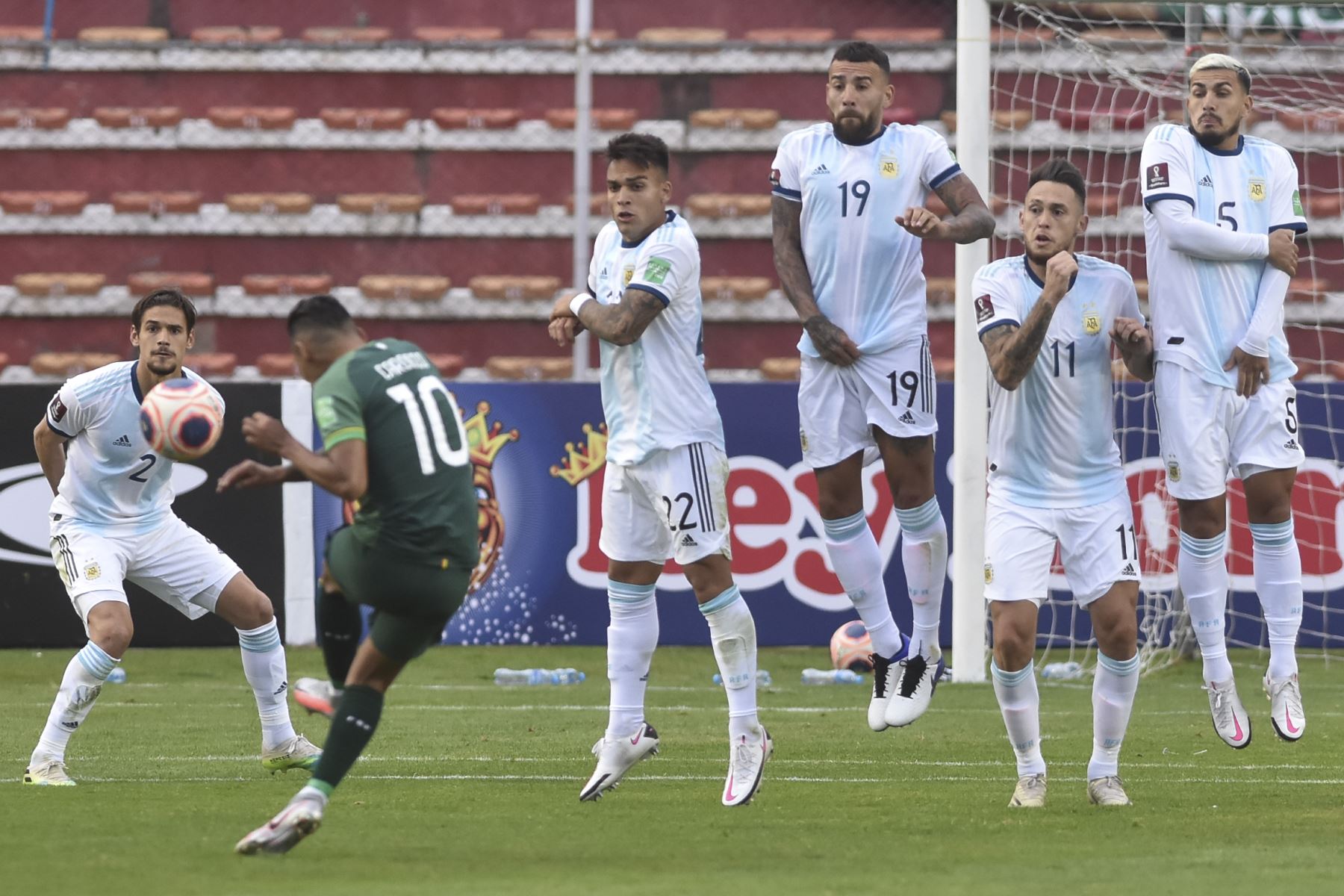 El boliviano Jhasmani Campos lanza un tiro libre durante partido clasificatorio Qatar 2022, en el Estadio Hernando Siles, en La Paz. Foto: AFP