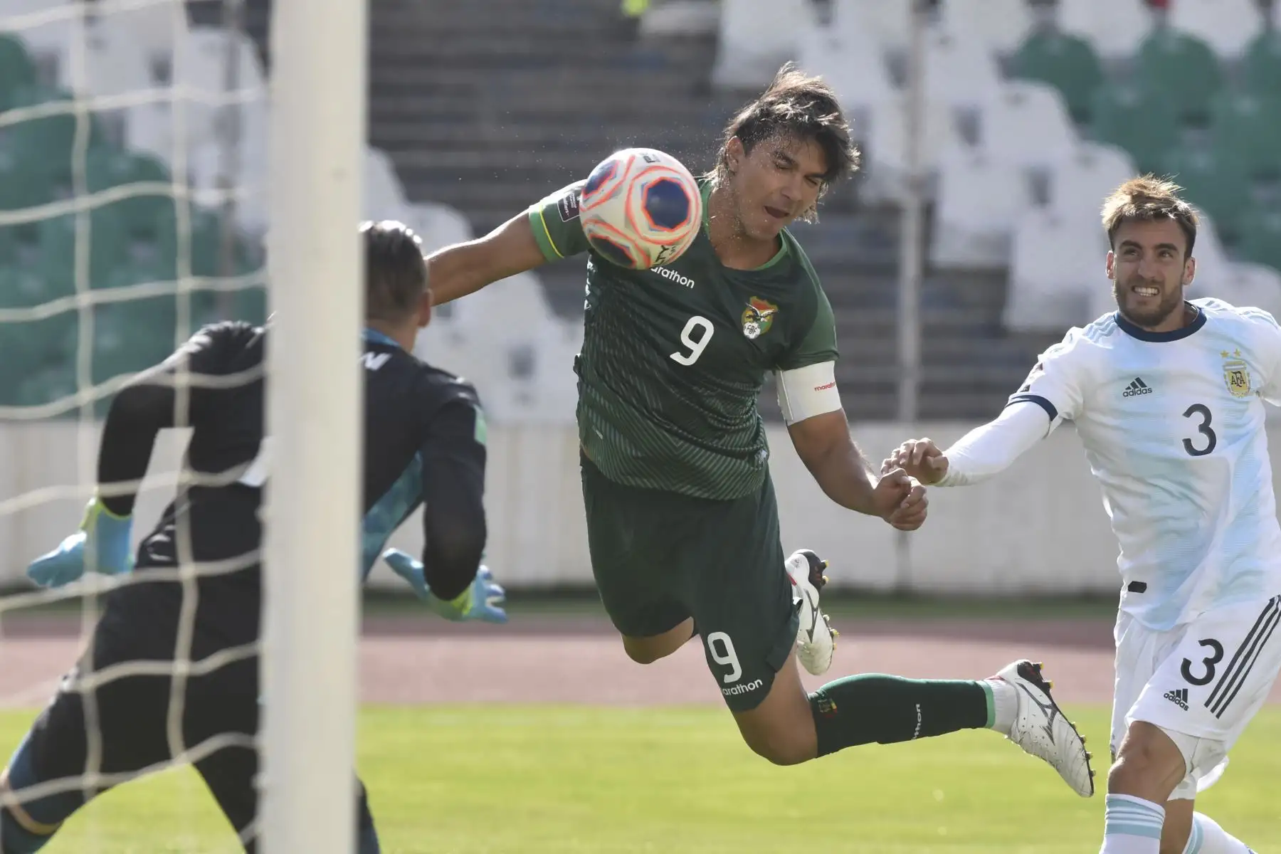 El boliviano Marcelo Martins anota contra Argentina durante su partido de fútbol clasificatorio Qatar 2022, en el Estadio Hernando Siles, en La Paz. Foto: AFP