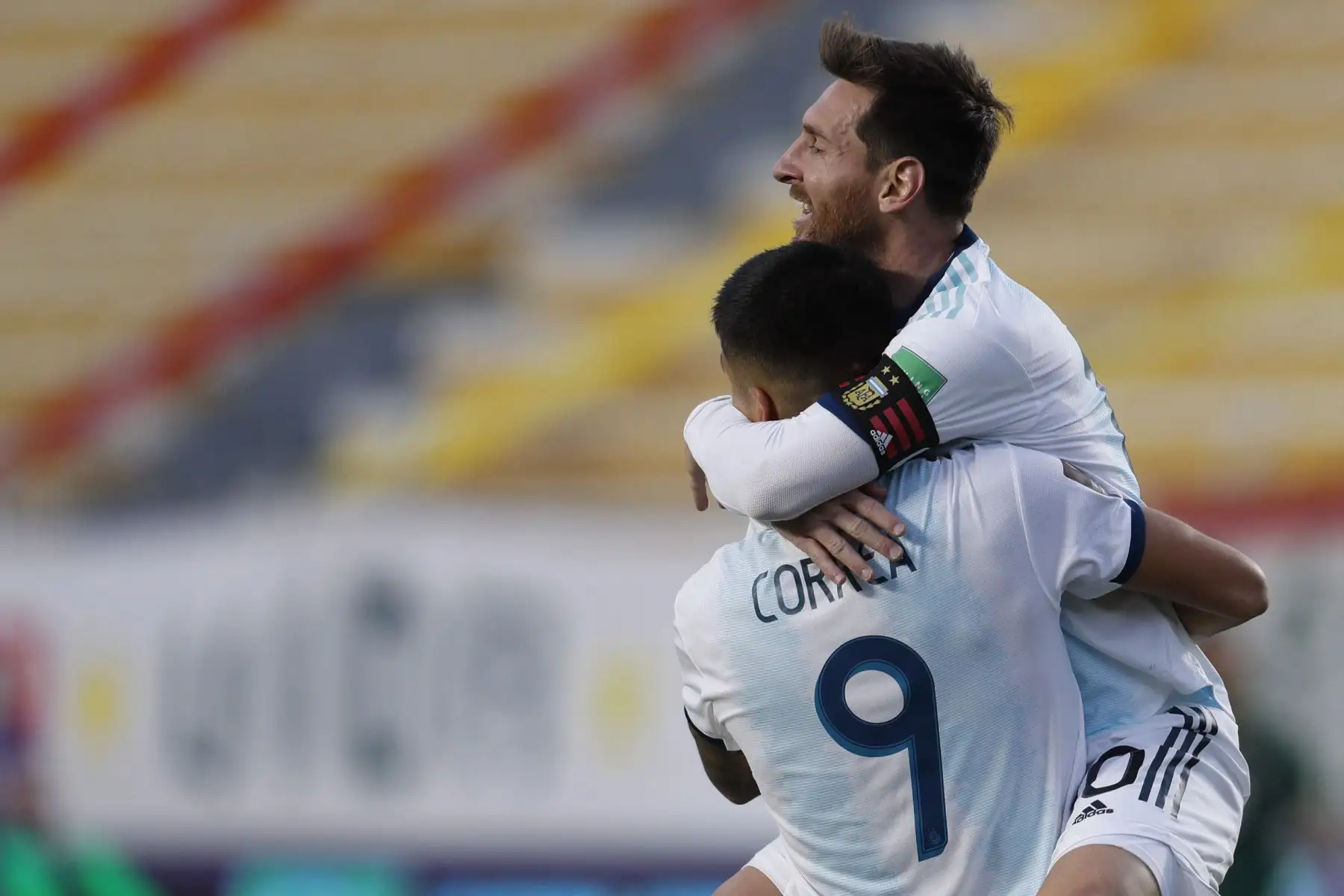 El argentino Joaquín Correa celebra con su compañero Lionel Messi después de anotar ante Bolivia durante partido por Clasificatorias Qatar 2022, en el Estadio Hernando Siles, en La Paz. Foto: AFP