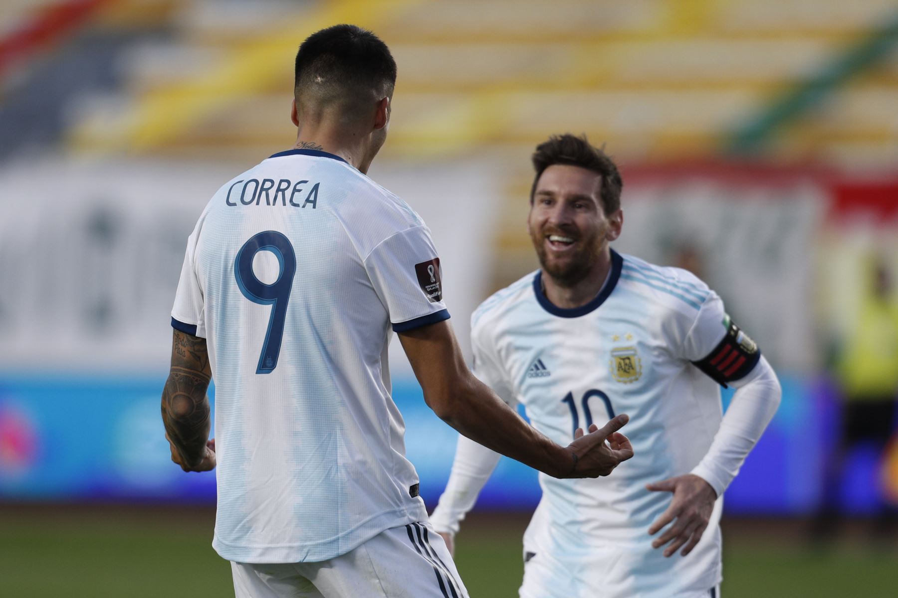 Argentina le da la vuelta al marcador y, luego de ir perdiendo el partido frente a Bolivia, vence por 2 a 1. Foto: AFP