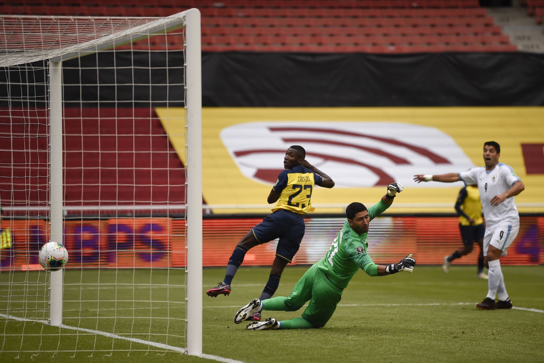 El ecuatoriano Moises Caicedo anota contra Uruguay durante partido por Clasificatorias Qatar 2022 en el Estadio Rodrigo Paz Delgado, en Quito. Foto: AFP