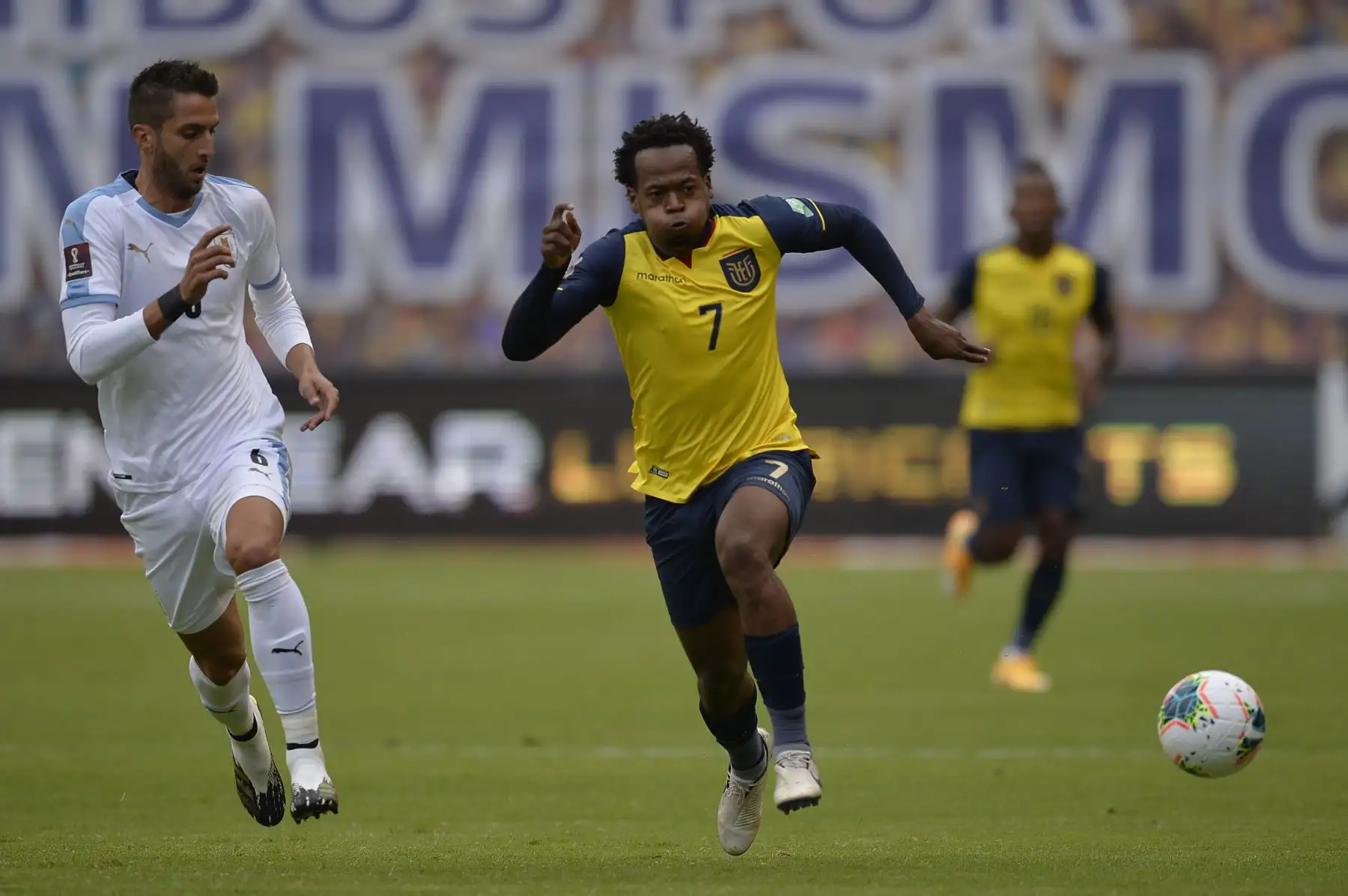 El uruguayo Rodrigo Bentancur y el ecuatoriano Romario Ibarra compiten por el balón durante su partido por Clasificatorias Qatar 2022, en el Estadio Rodrigo Paz Delgado, en Quito. Foto: AFP