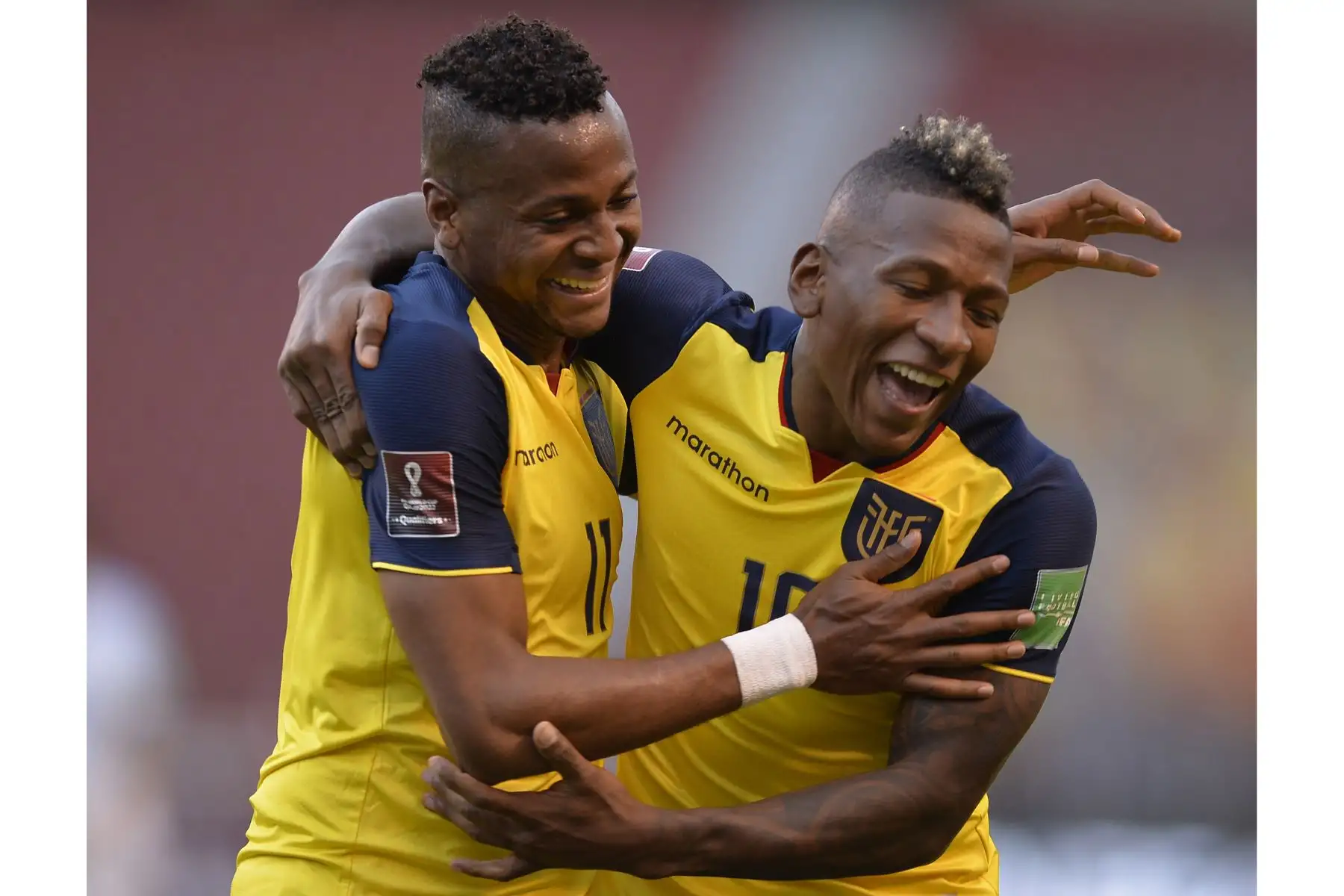 El ecuatoriano Michael Estrada celebra junto a su compañero tras anotar contra Uruguay durante partido por Clasificatorias Qatar 2022, en el Estadio Rodrigo Paz Delgado, en Quito. Foto: AFP