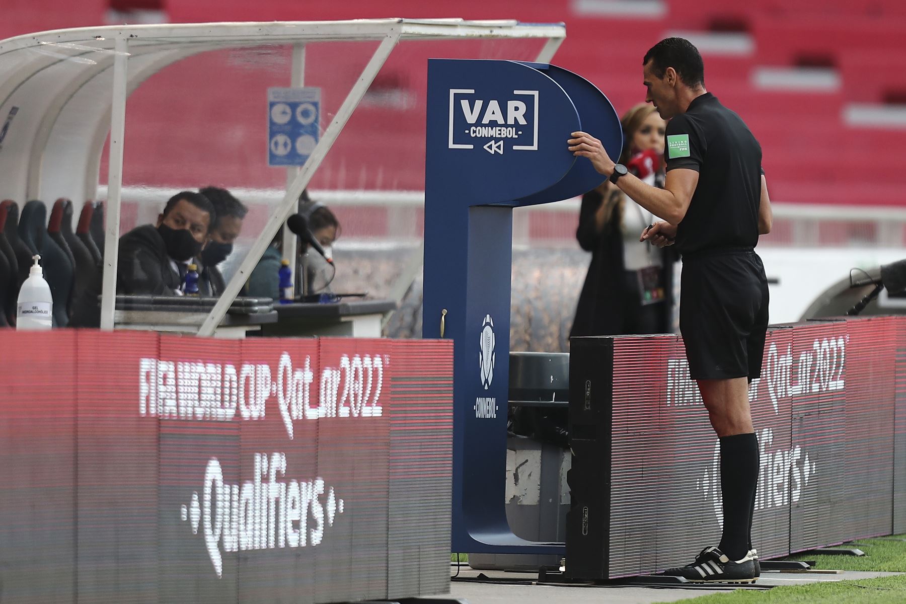 El árbitro revisa el VAR durante un partido entre Ecuador y Uruguay por Clasificatorias Qatar 2022, en el Estadio Rodrigo Paz Delgado, en Quito. Foto: AFP