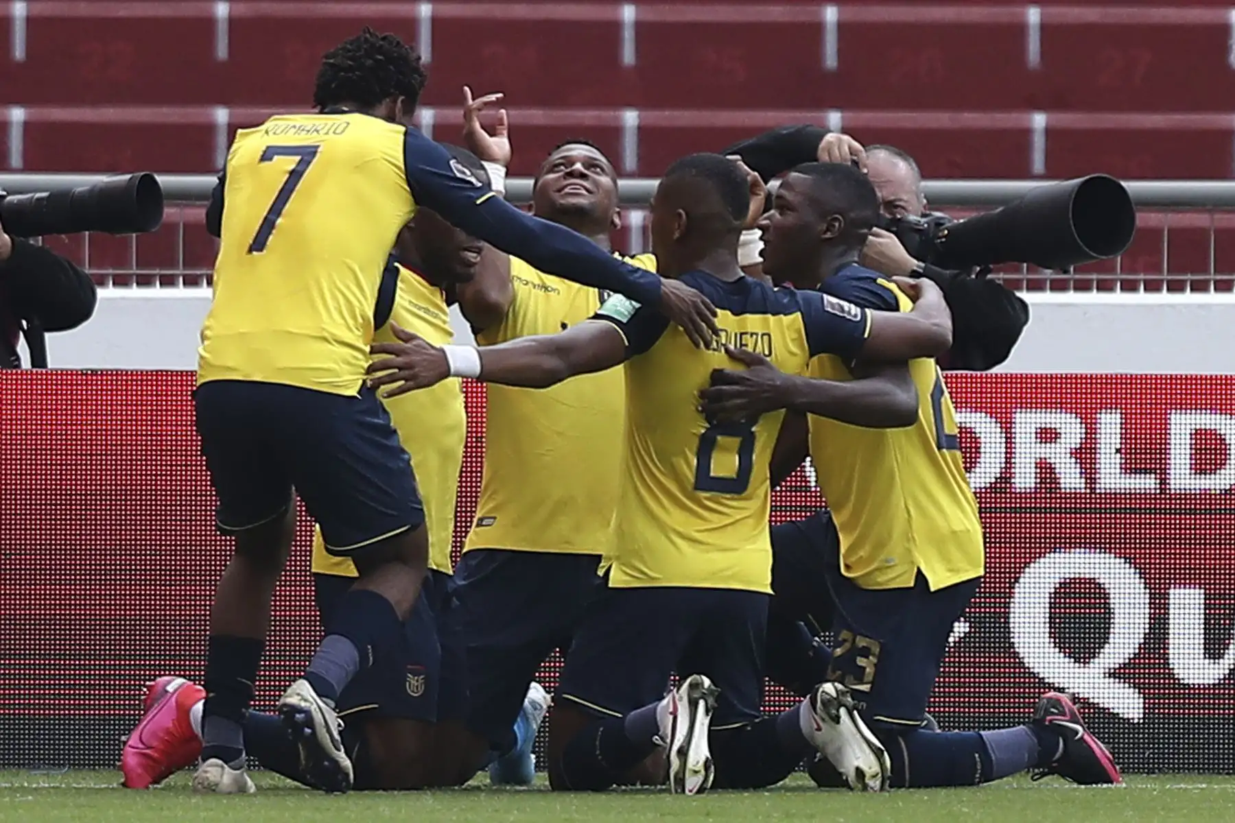 Los jugadores de Ecuador celebran tras anotar contra Uruguay durante su partido por Clasificatorias Qatar 2022, en el Estadio Rodrigo Paz Delgado, en Quito. Foto: AFP