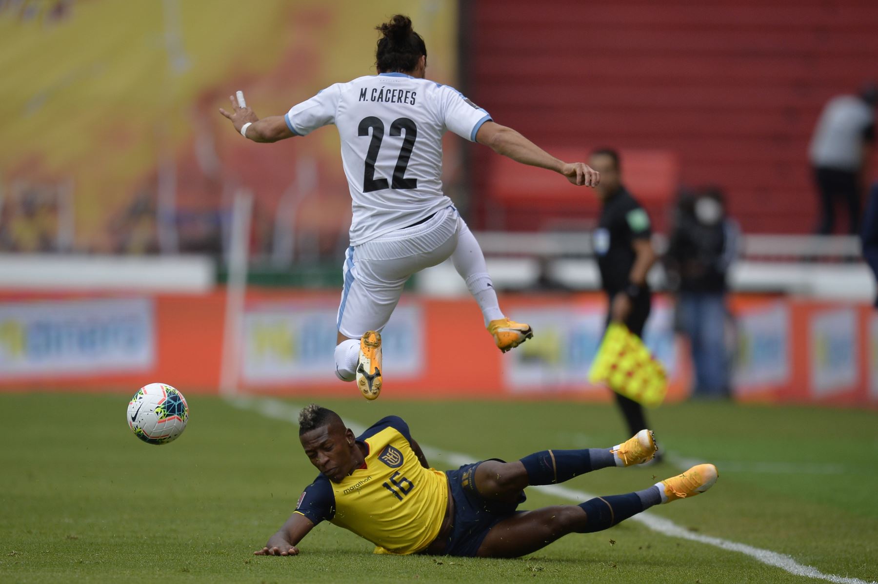 El uruguayo Martín Cáceres se enfrenta al uruguayo Pervis Estupinan durante su partido por Clasificatorias Qatar 2022, en el Estadio Rodrigo Paz Delgado, en Quito. Foto: AFP
