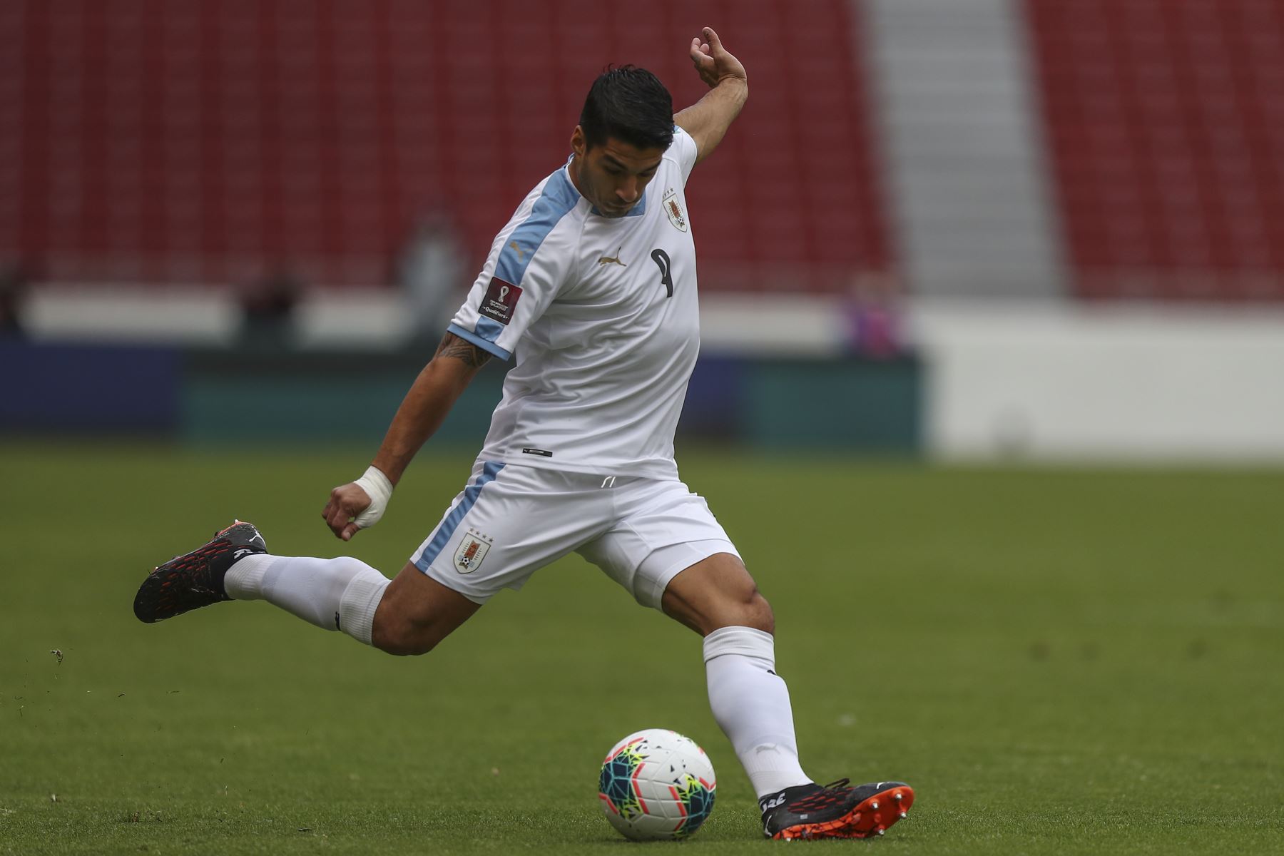 El uruguayo Luis Suárez patea el balón durante un partido contra Ecuador por Clasificatorias Qatar 2022, en el Estadio Rodrigo Paz Delgado, en Quito. Foto: AFP