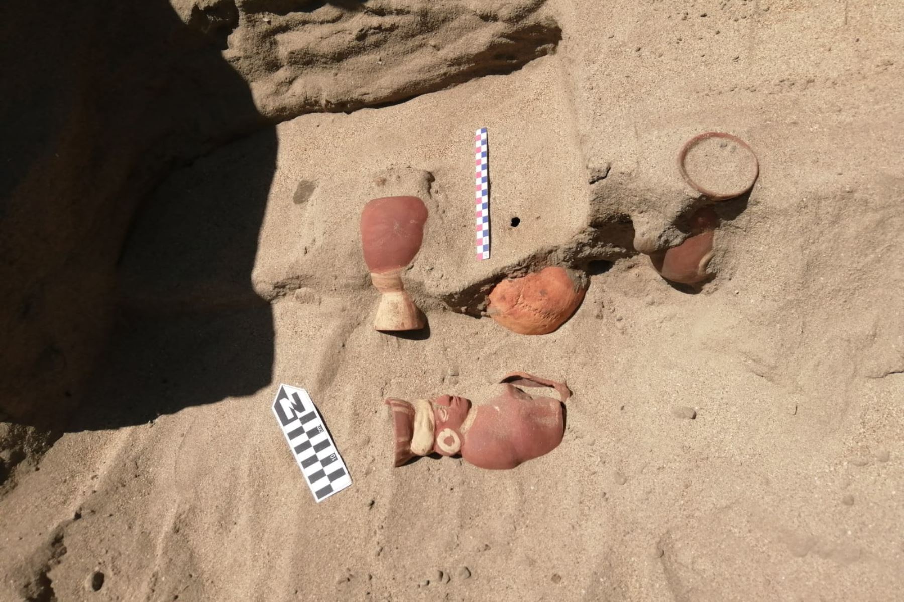 Hallan entierro prehispánico y piezas de cerámica de la cultura Moche en calle de pueblo joven de Chimbote. Foto: Cortesía/Juan López Marchena